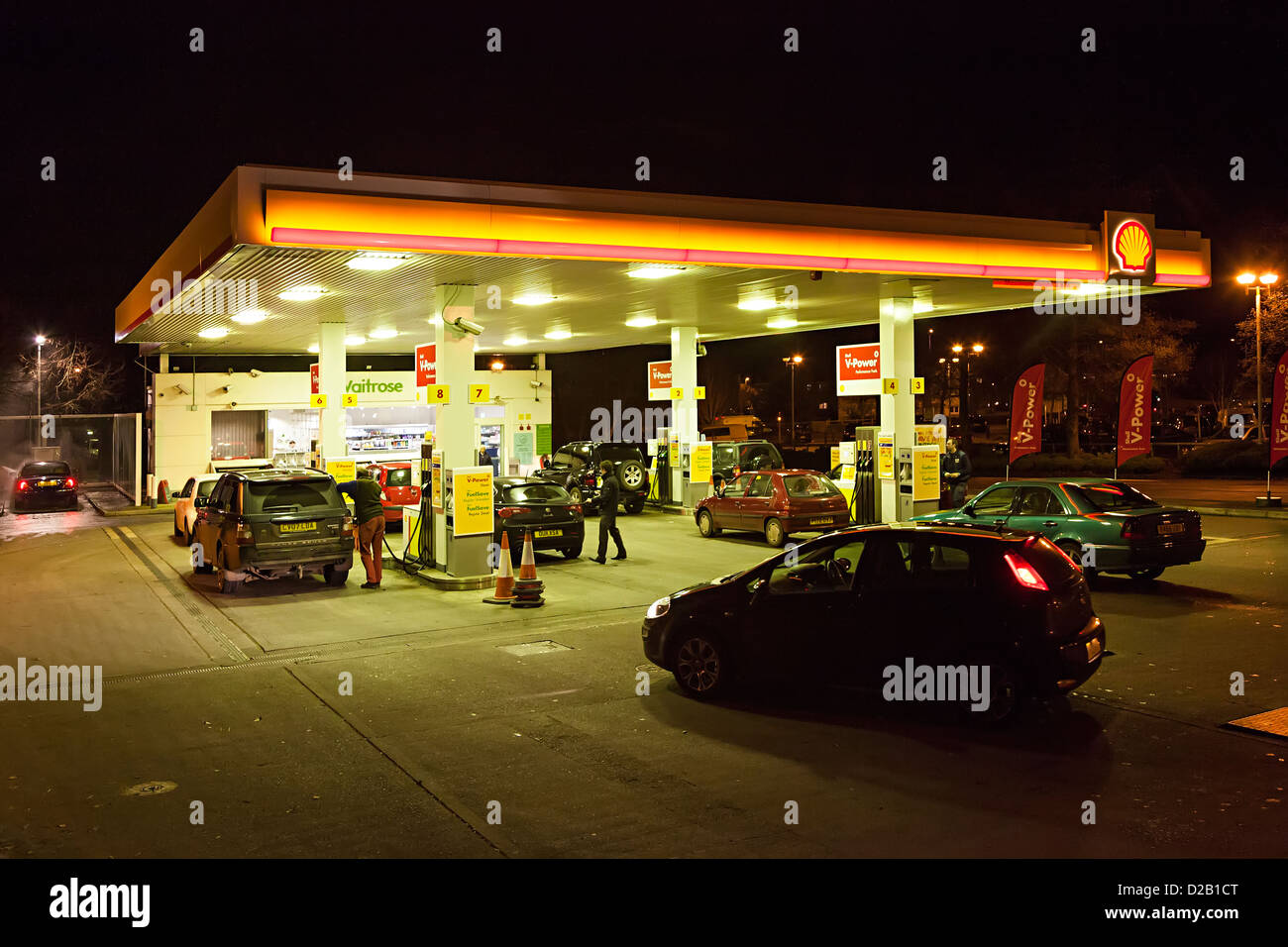 Stazione di riempimento benzina a Waitrose supermarket di notte, Wales, Regno Unito Foto Stock
