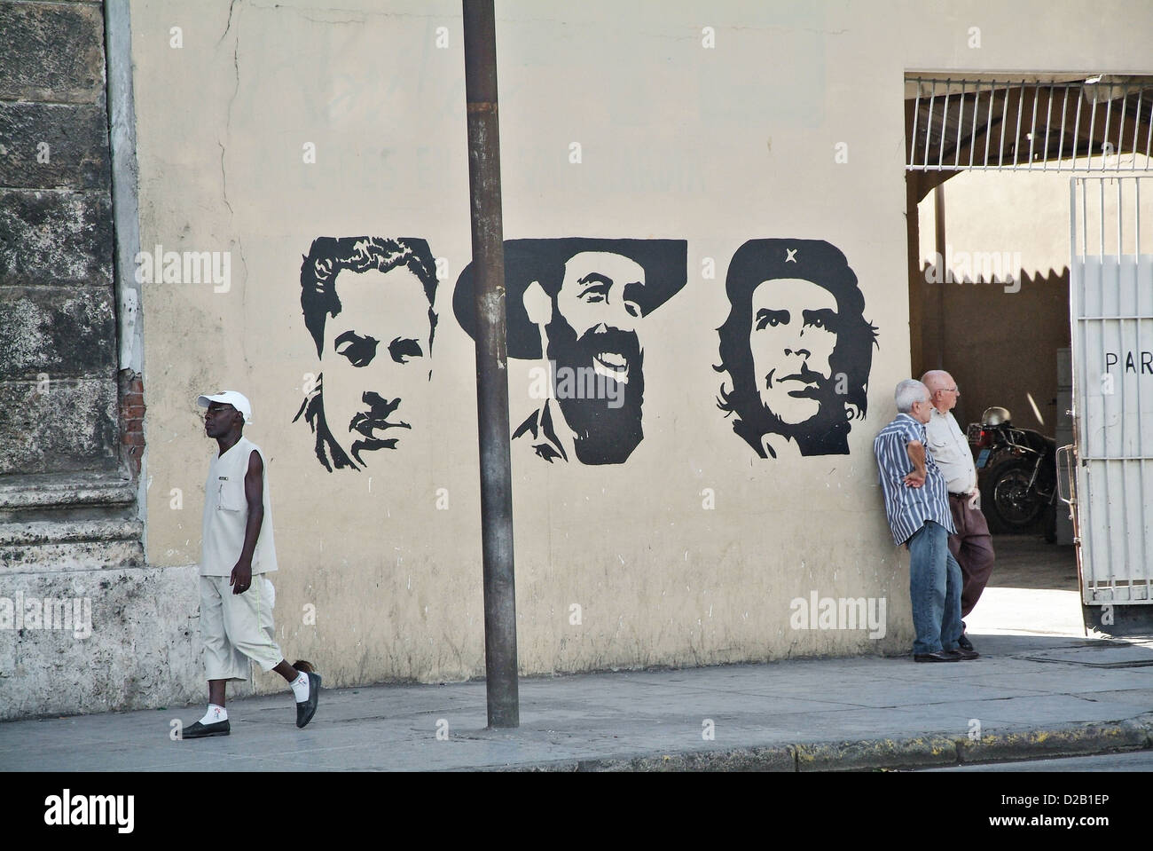 L'Avana, Cuba, ritratti di Gabriel Garcia Marquez, Raul Castro e Che Guevara su un muro di casa Foto Stock