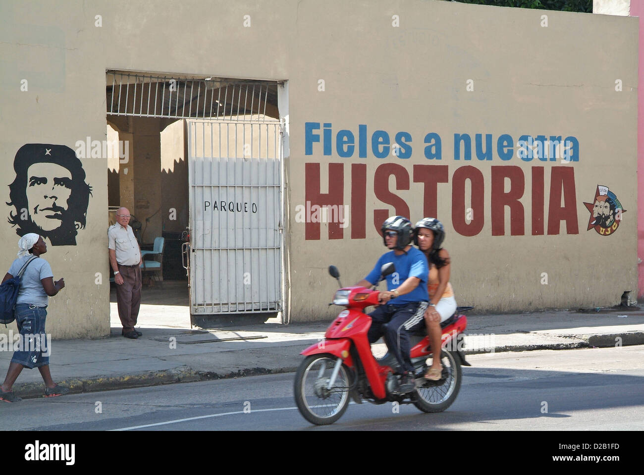 L'Avana, Cuba, il ritratto di Che Guevara accanto a Solagan-la nostra-storia vera di un muro di casa Foto Stock