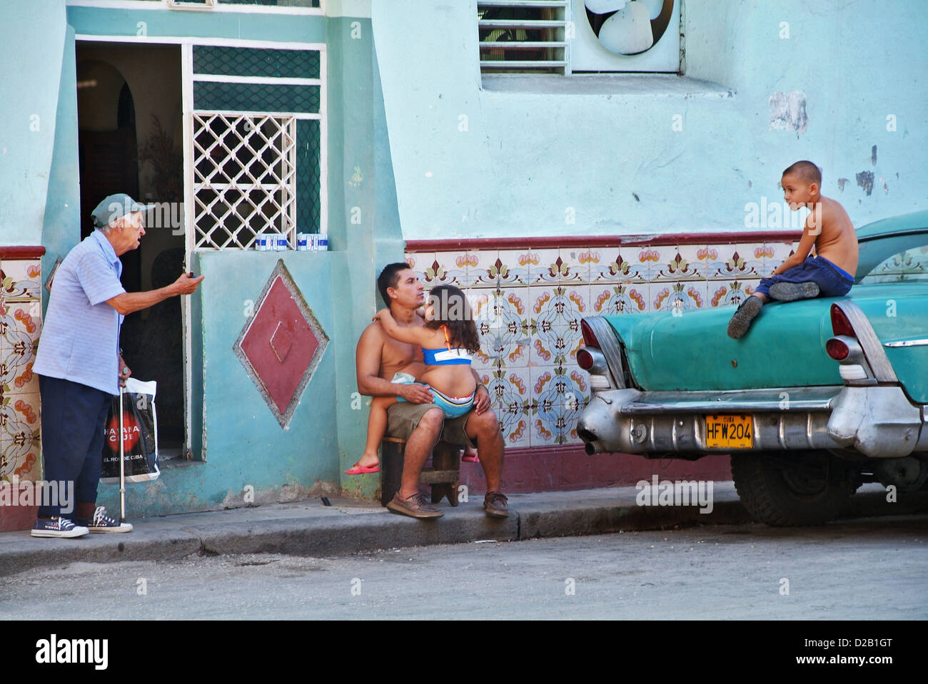 L'Avana, Cuba, una famiglia dalla loro casa Foto Stock