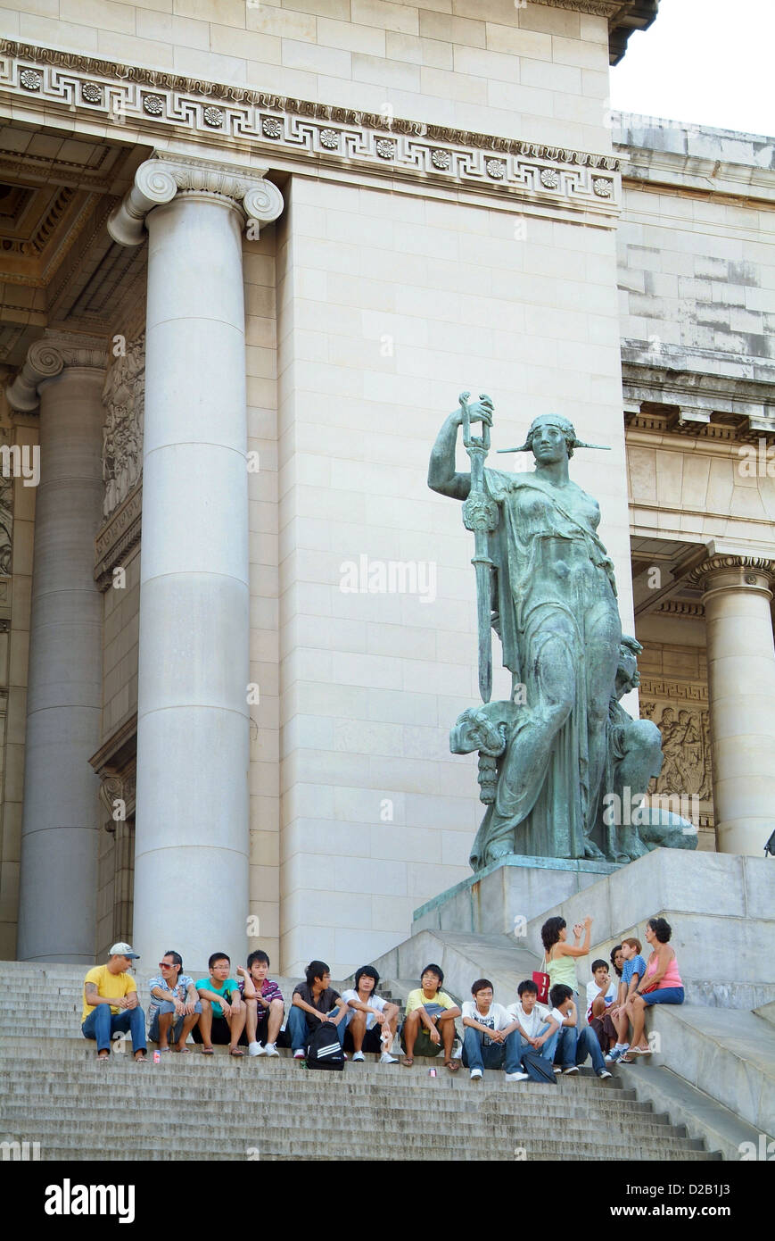 L'Avana, Cuba, turisti sedersi sulla scalinata del Campidoglio Foto Stock