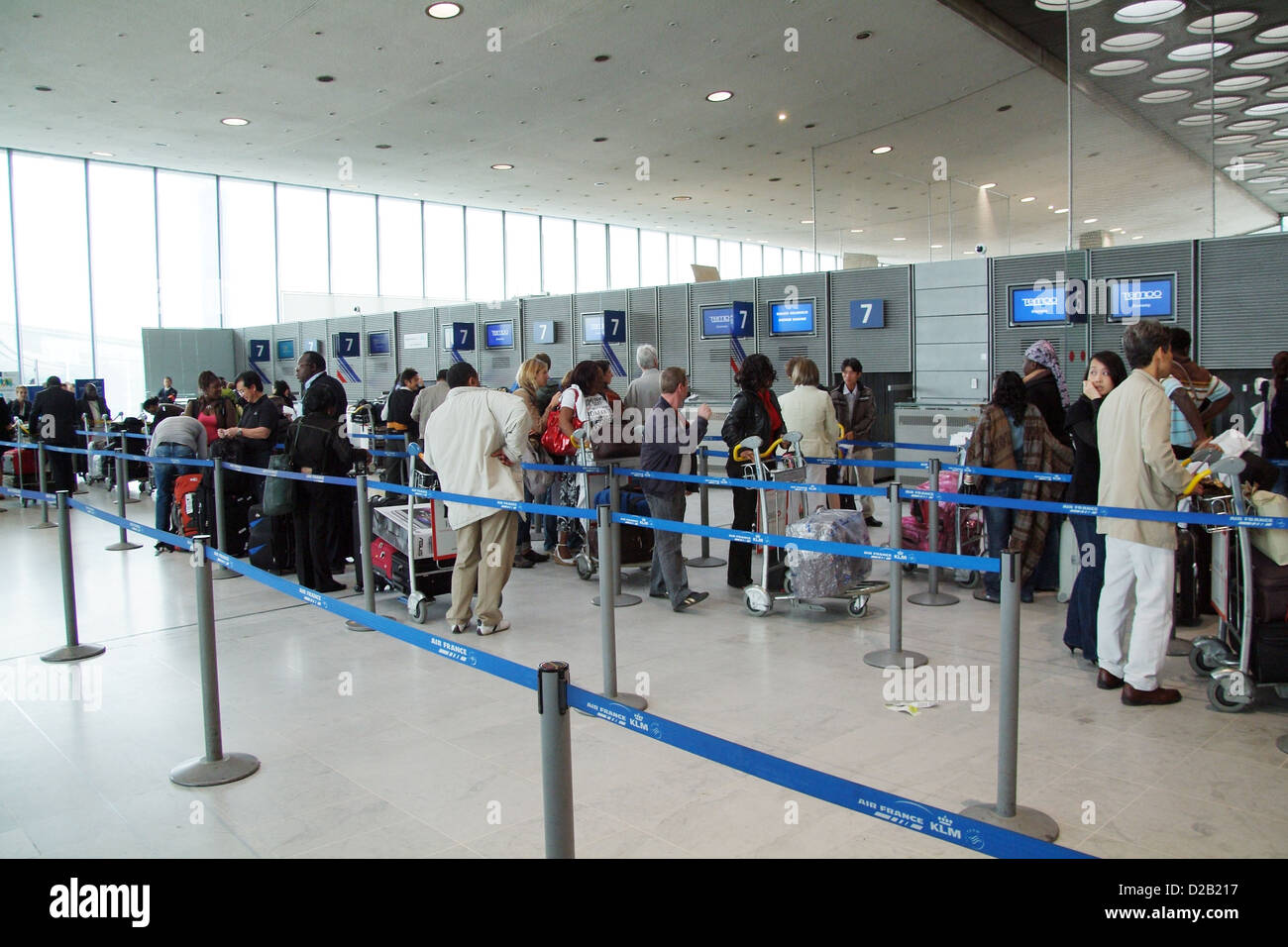 Parigi, Francia, i viaggiatori di attendere presso gli sportelli del check-in Foto Stock