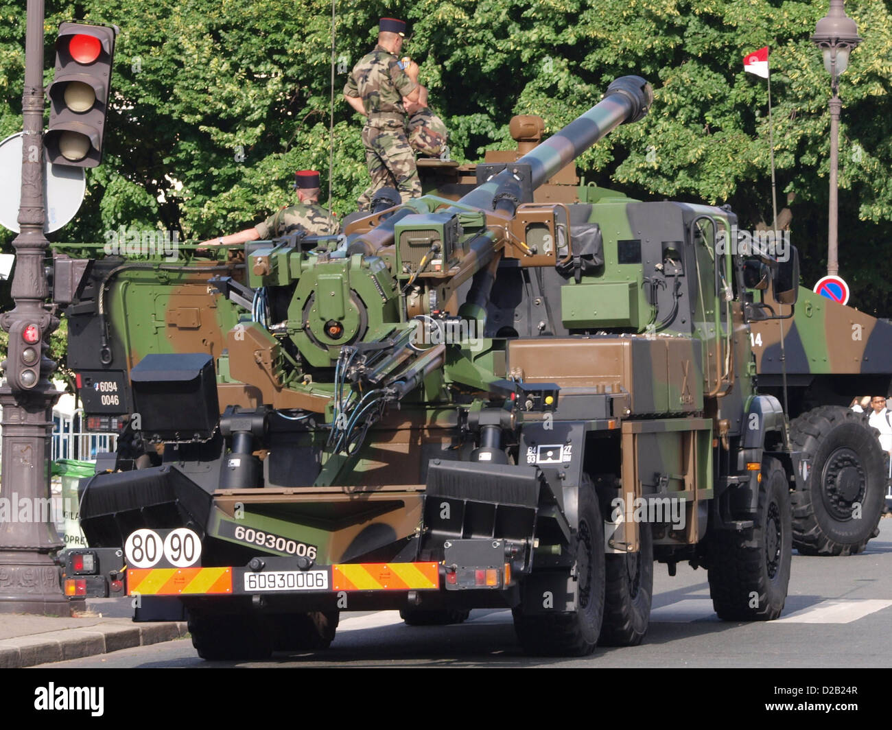 Il sistema di artiglieria CAESAR è presente in una parata militare sugli Champs-Élysées a Parigi, in Francia. Questo obice semovente è noto per la sua mobilità e precisione, che mette in mostra le capacità militari della Francia durante le celebrazioni nazionali. Foto Stock