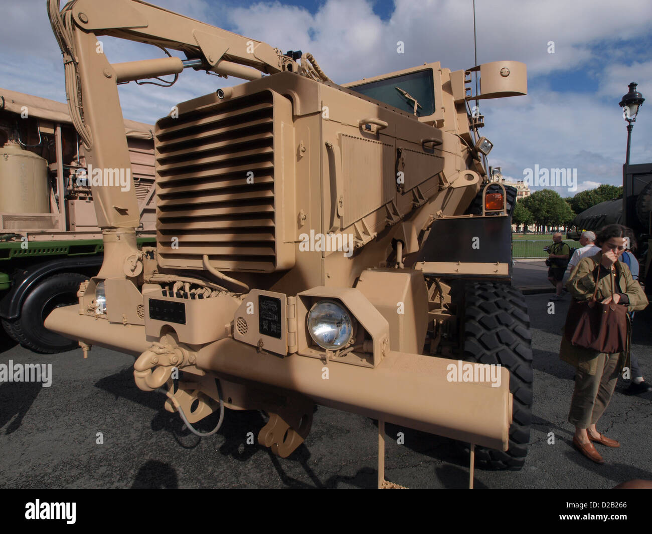 Il Buffalo MRAP (Mine Resistant Ambush Protected) fu presentato in una parata militare sugli Champs-Élysées a Parigi. Progettato per fornire protezione contro mine terrestri e imboscate, il MRAP è ampiamente utilizzato dalle forze militari nelle zone di conflitto. Foto Stock