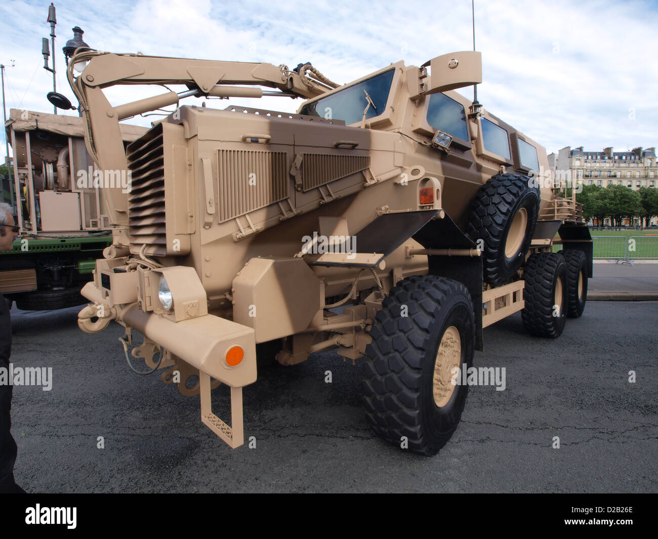 Il Buffalo MRAP (Mine Resistant Ambush Protected Vehicle) fa parte della parata militare sugli Champs-Élysées di Parigi, che mostra i moderni veicoli di difesa dell'esercito francese durante le celebrazioni nazionali. Foto Stock