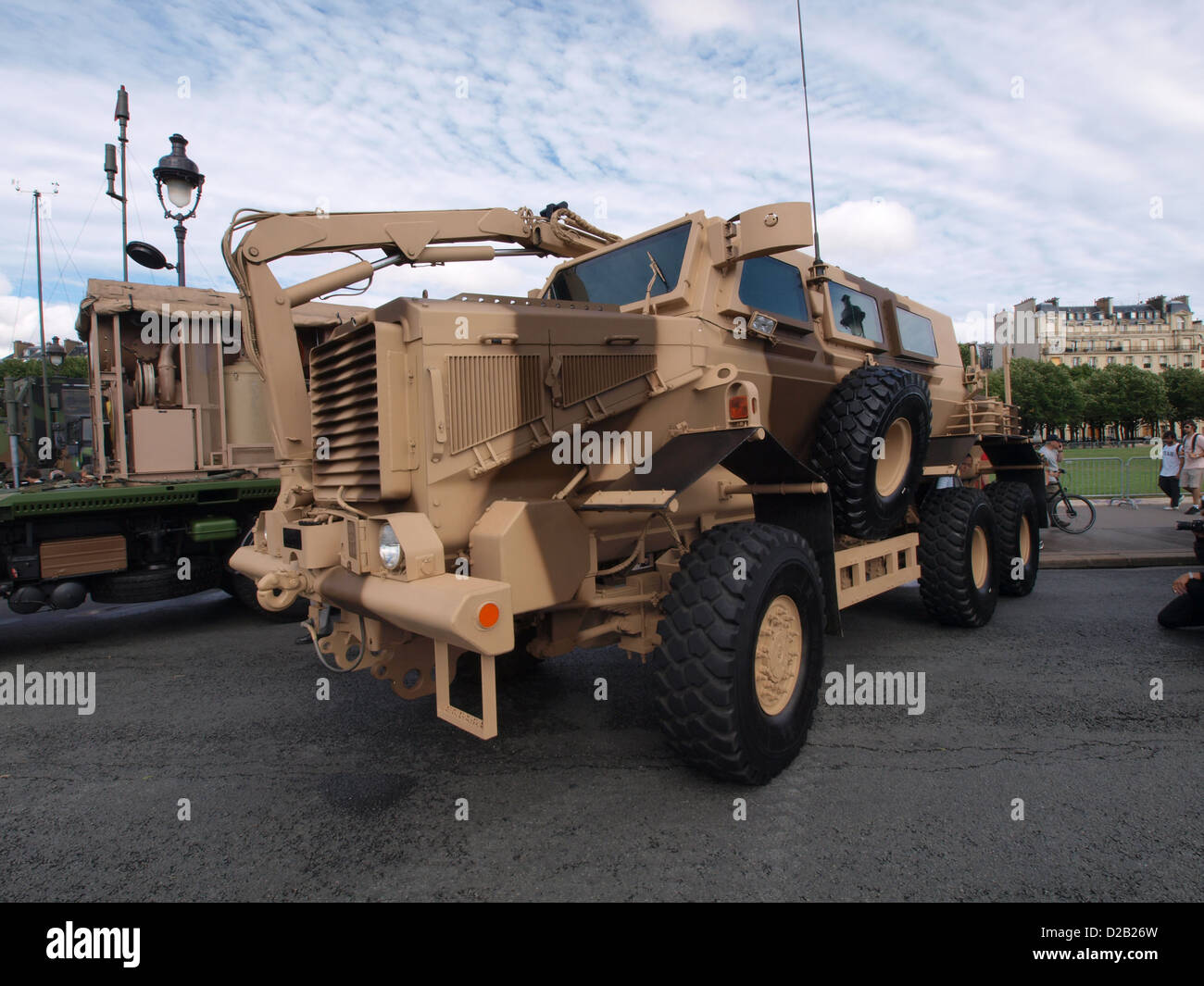Il Buffalo MRAP è un veicolo militare pesantemente corazzato progettato per resistere agli attacchi di bombe a bordo strada. Visto qui in una parata militare lungo gli Champs Elysees a Parigi, il veicolo riflette le moderne tecnologie di protezione militare. Foto Stock