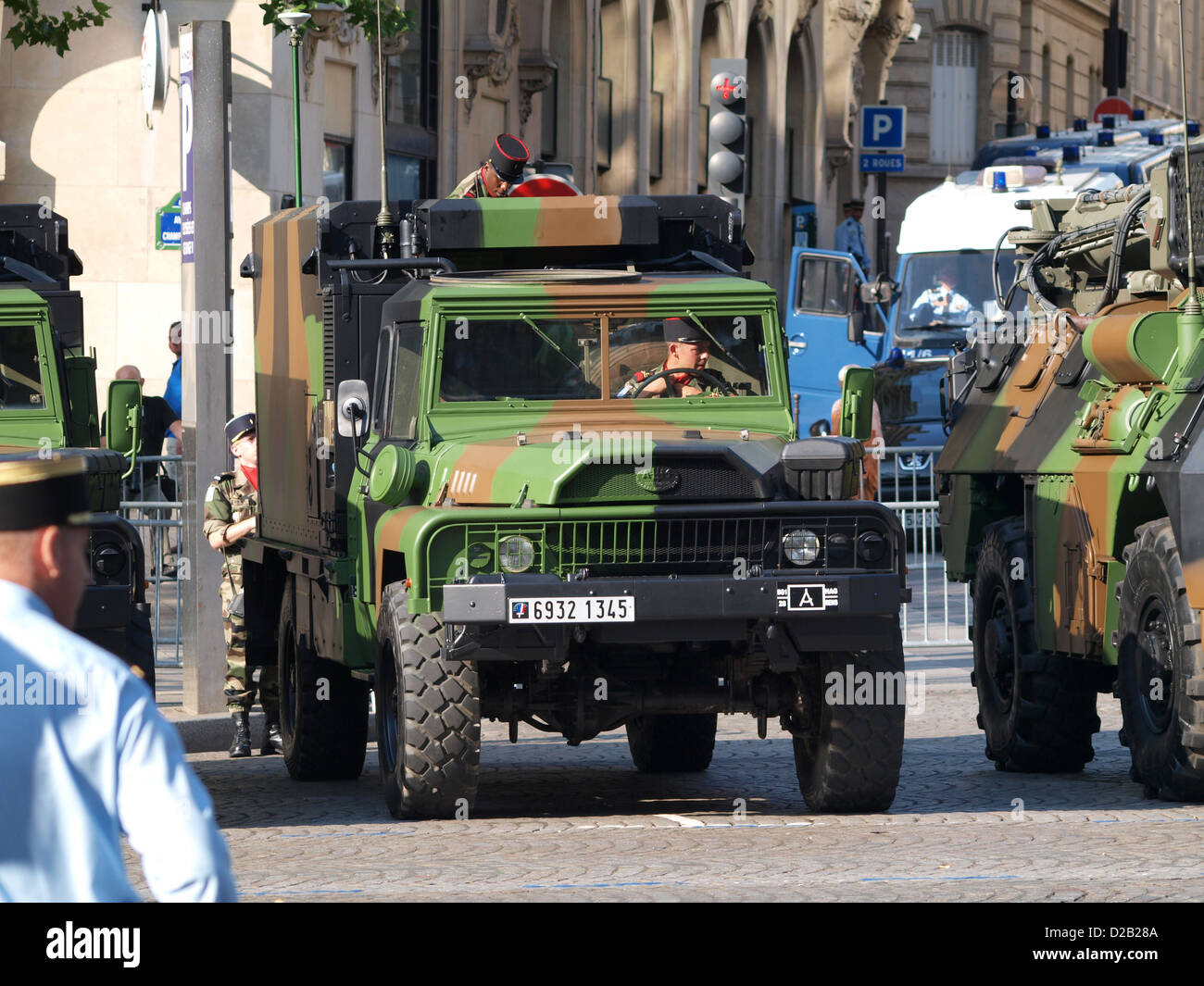 L'ACMAT VLRA, un veicolo militare francese, è esposto nella parata militare lungo gli Champs Elysees di Parigi. Conosciuto per le sue capacità su tutti i terreni, il VLRA è utilizzato in varie operazioni militari, offrendo supporto sia per il trasporto che per il combattimento durante la guerra. Foto Stock