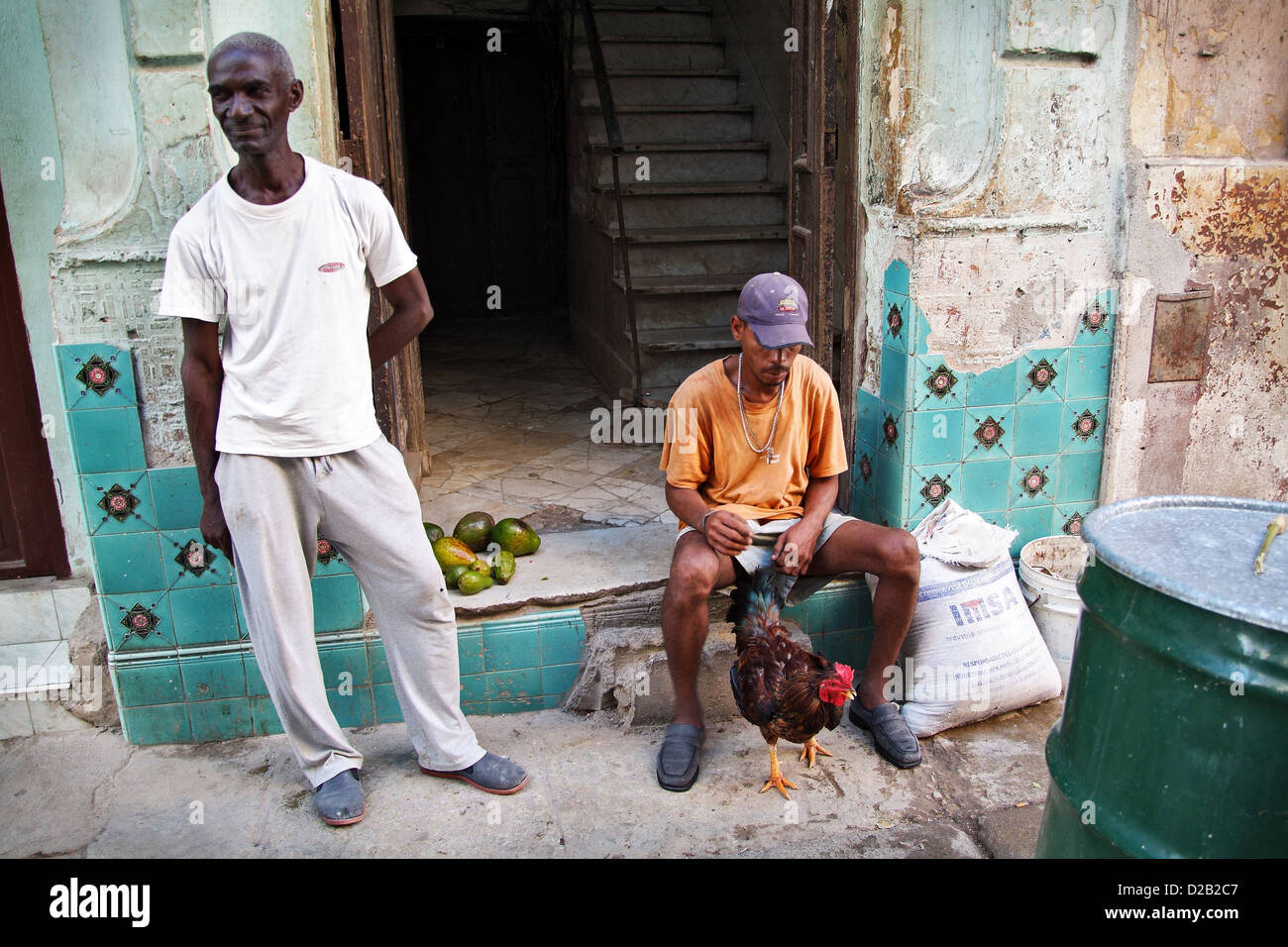 L'Avana, Cuba, uomini prima del loro ingresso nella Vecchia Havana Foto Stock