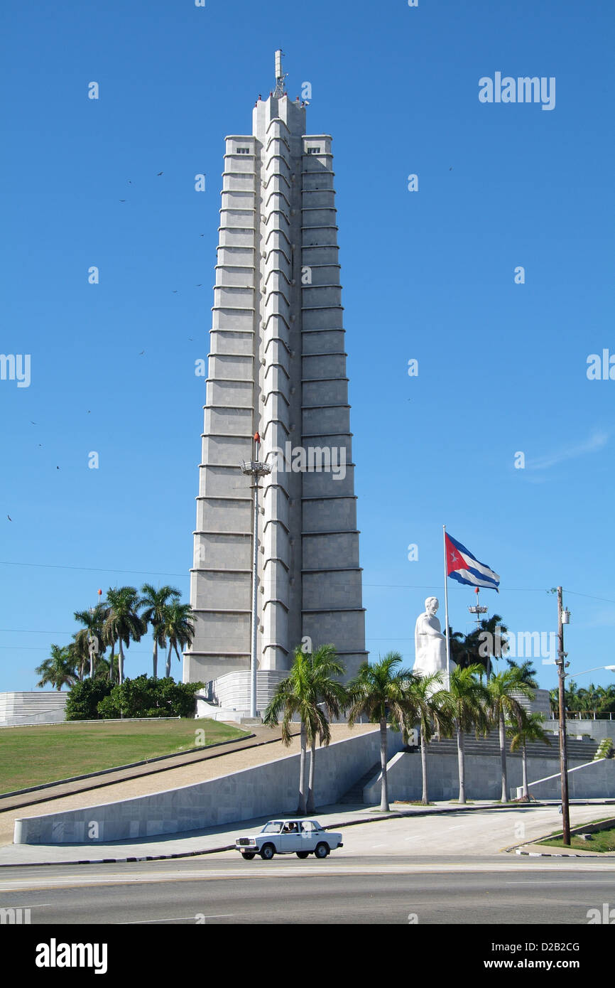 L'Avana, Cuba, l'obelisco a Plaza de la Revolucion, la statua seduto davanti a Jose Marti Foto Stock