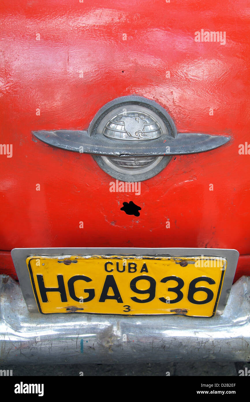 L'Avana, Cuba, un cubano auto segno su un'auto d'epoca Foto Stock