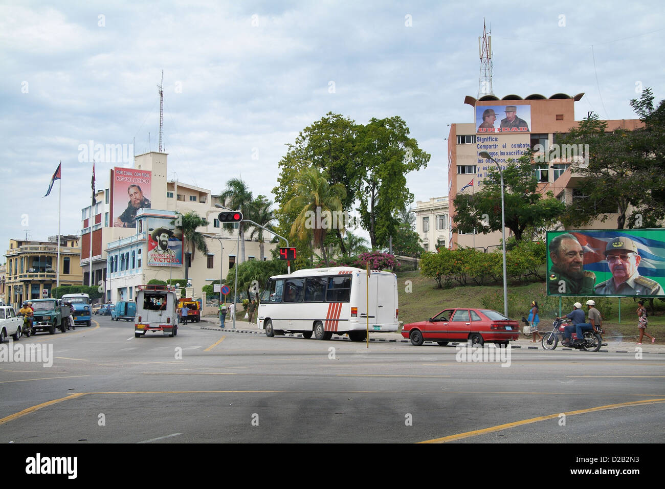 Santiago de Cuba, Cuba, il traffico della città, in background, il partito sede del PCC Foto Stock