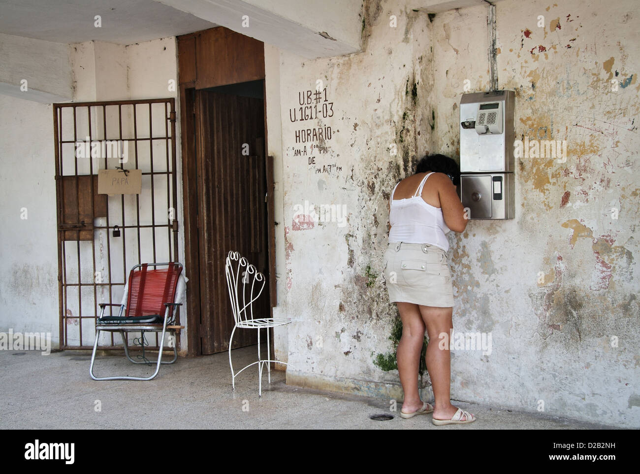 L'Avana, Cuba, donna telefonato in un telefono pubblico Foto Stock