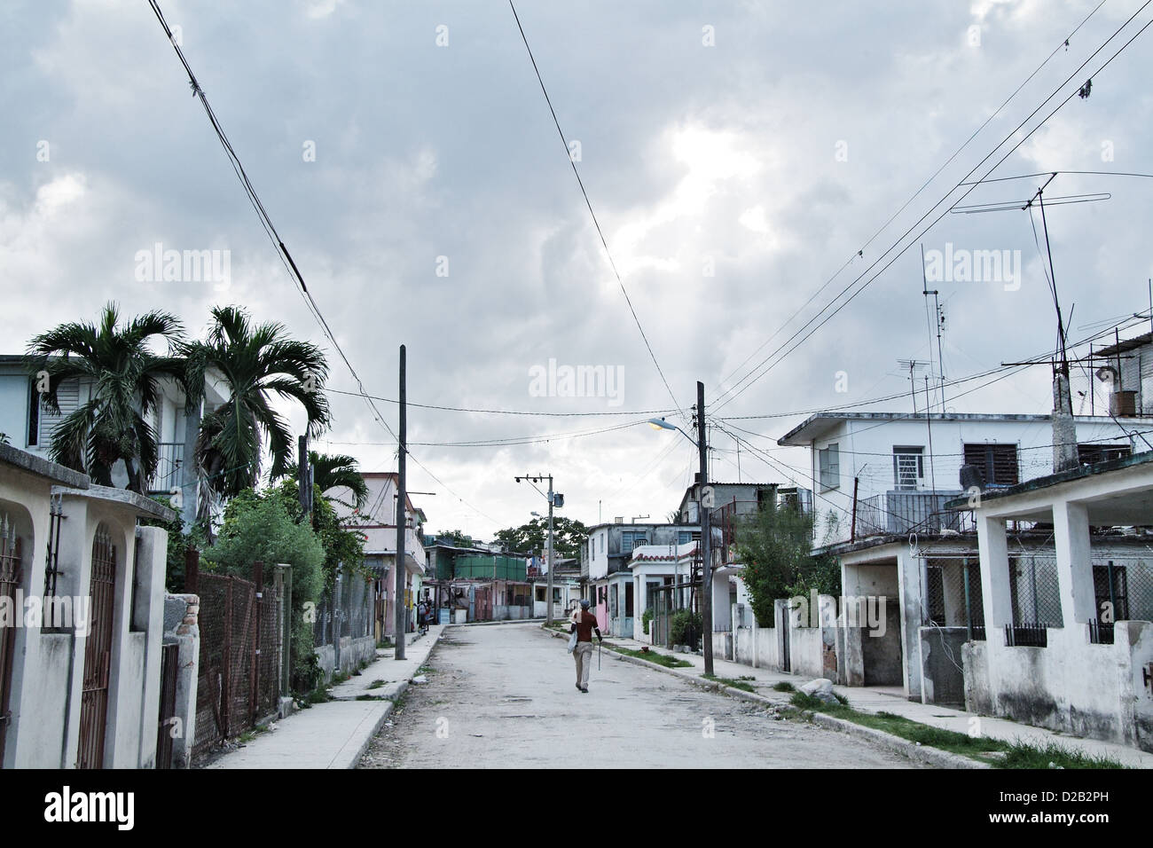 L'Avana, Cuba, la strada in un quartiere residenziale di La Habana Foto Stock