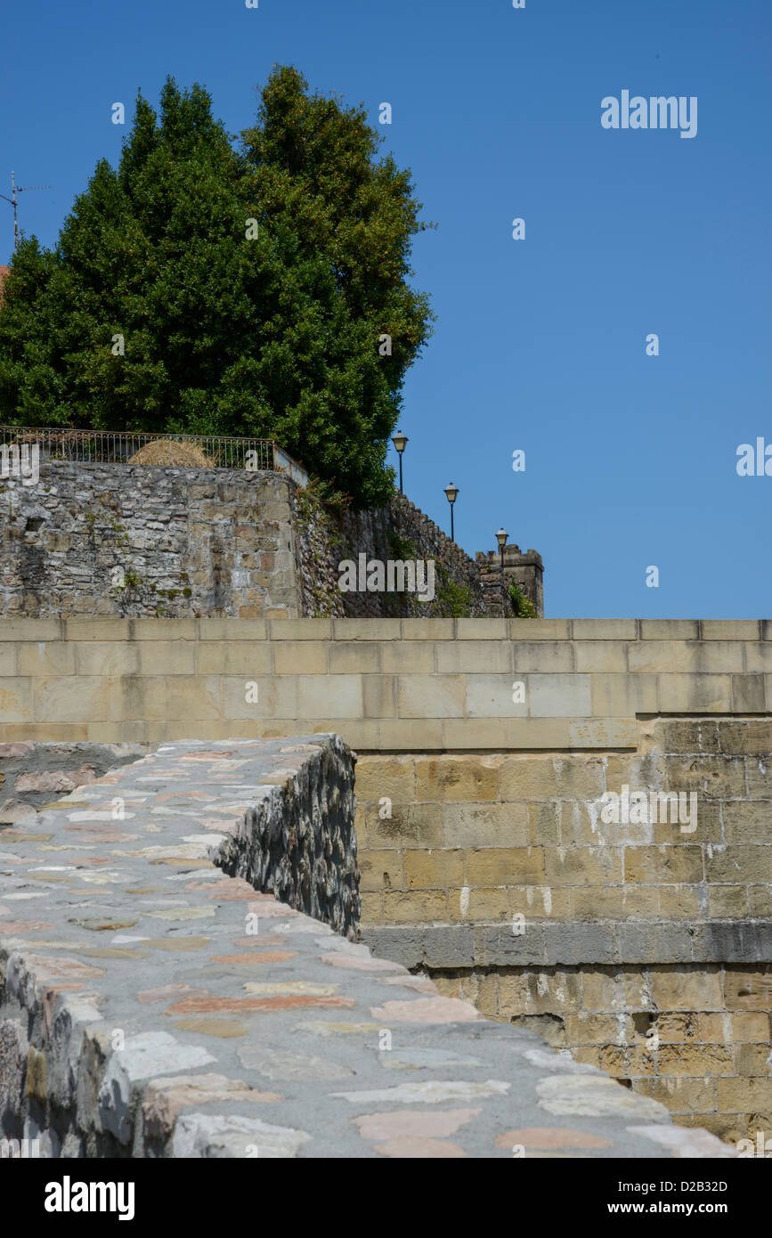 Le mura che circondano Hondarribia (Pais Basco, Spagna) Foto Stock