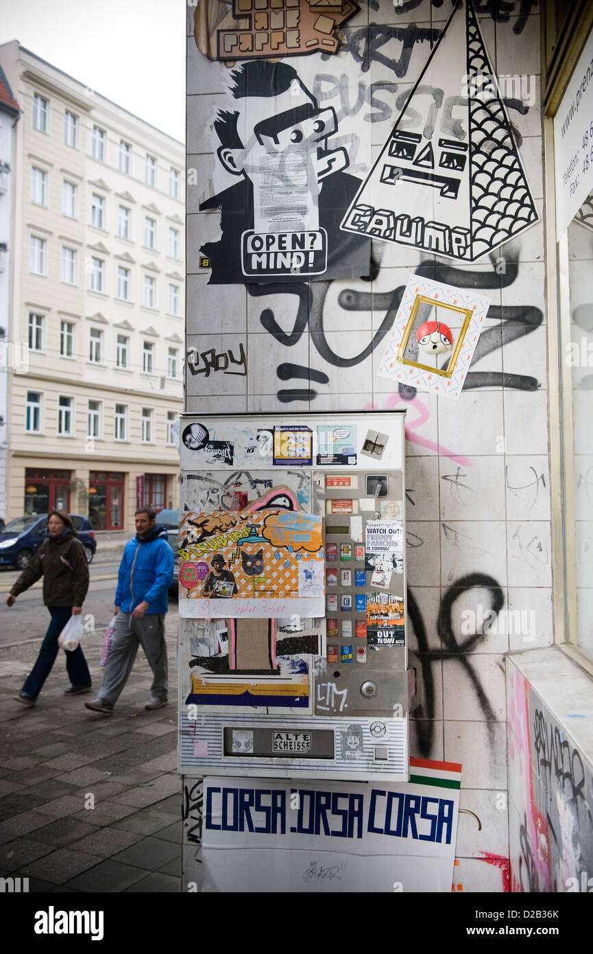 Berlino, Germania legato con licenza sigaretta macchina e un collage sulla parete Foto Stock