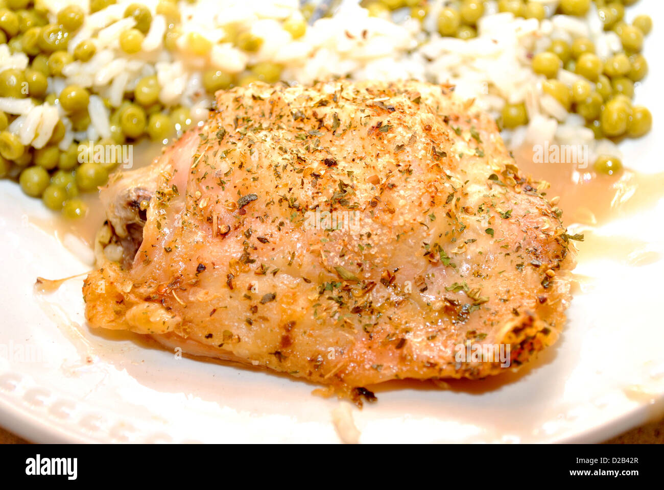 Il pollo al forno con un lato del Riso con piselli Foto Stock