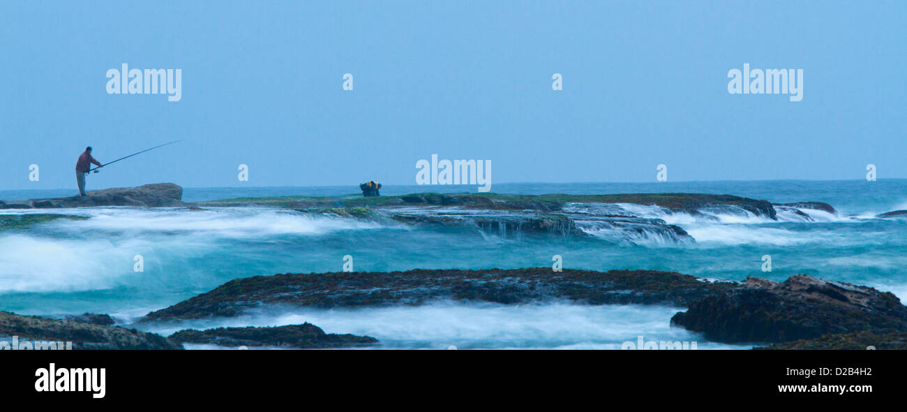 La mattina presto rock pesca nel nord di Sydney Foto Stock