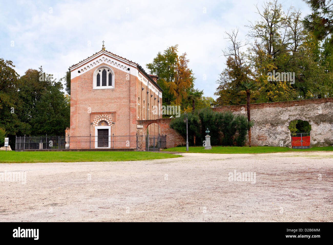 Vista del parco dell Arena e la Cappella degli Scrovegni a Padova nel giorno di autunno Foto Stock