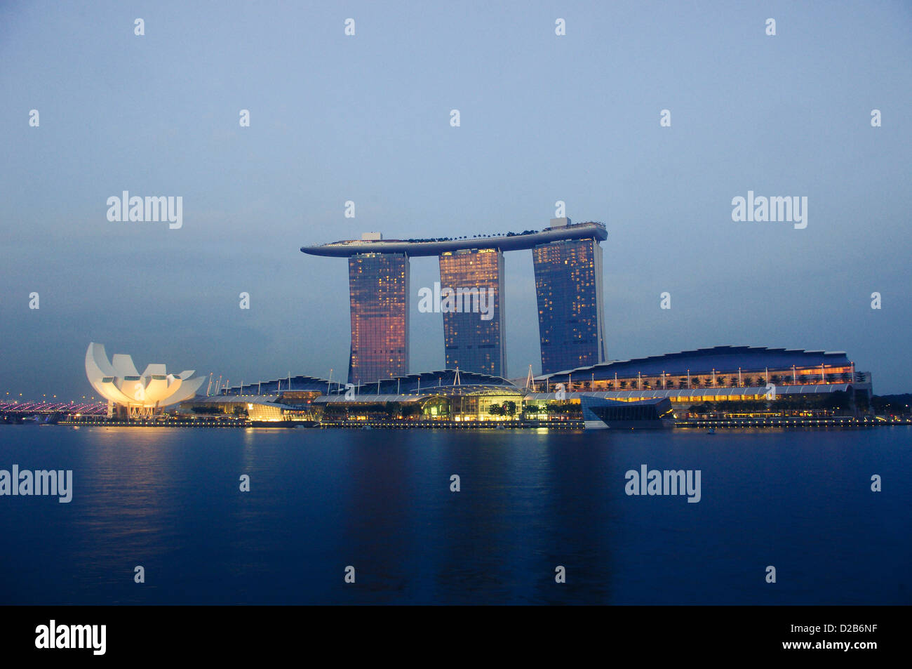 Il Marina Bay Sands in Singapore, resort integrato con il casinò. Foto Stock