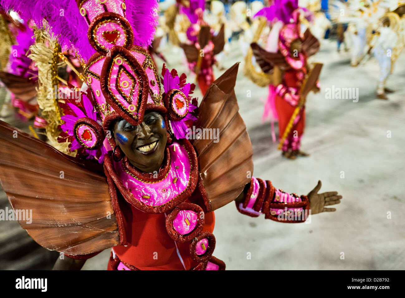 Una scuola di samba ballerina compie durante il carnevale del gruppo di accesso alla sfilata al sambadrome a Rio de Janeiro in Brasile. Foto Stock