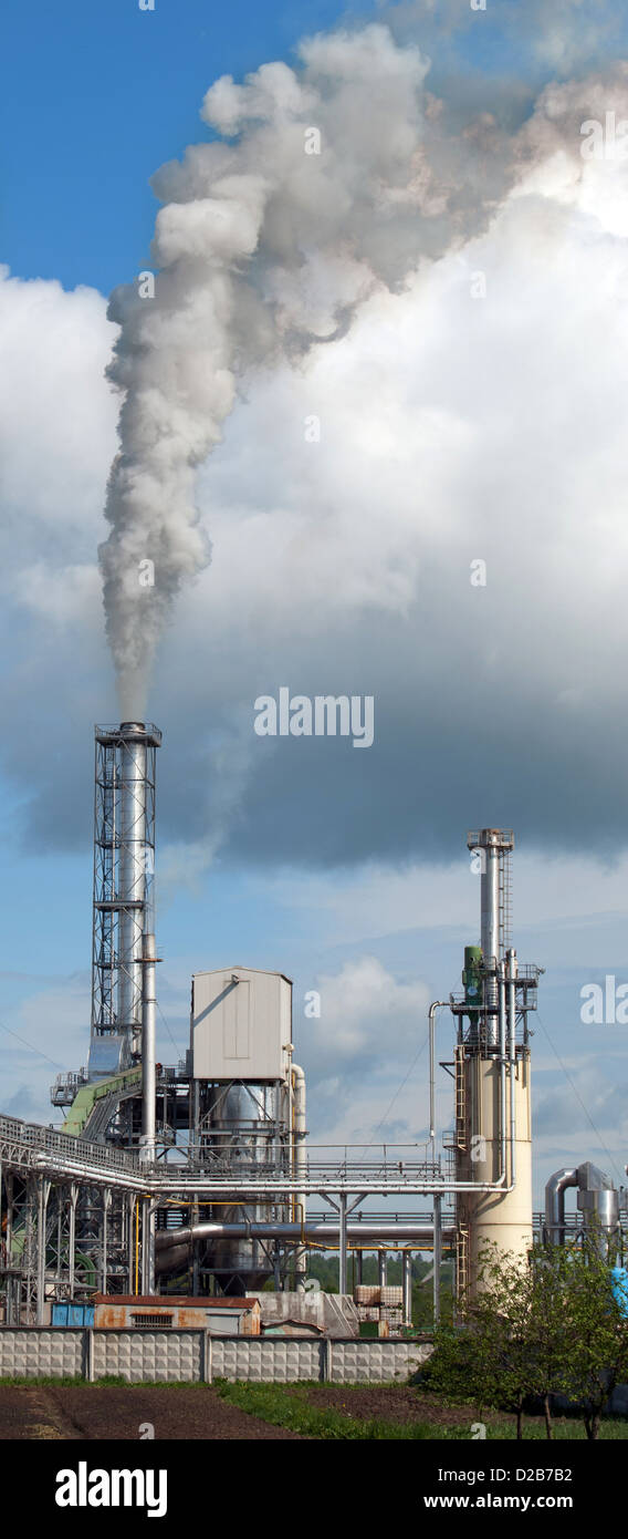 Inquinamento atmosferico da fumo di due camini di fabbrica. Foto Stock