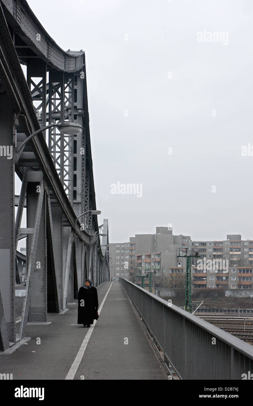 Berlino, Germania, donne immigrati sfondi per Swinemünder Brücke Foto Stock