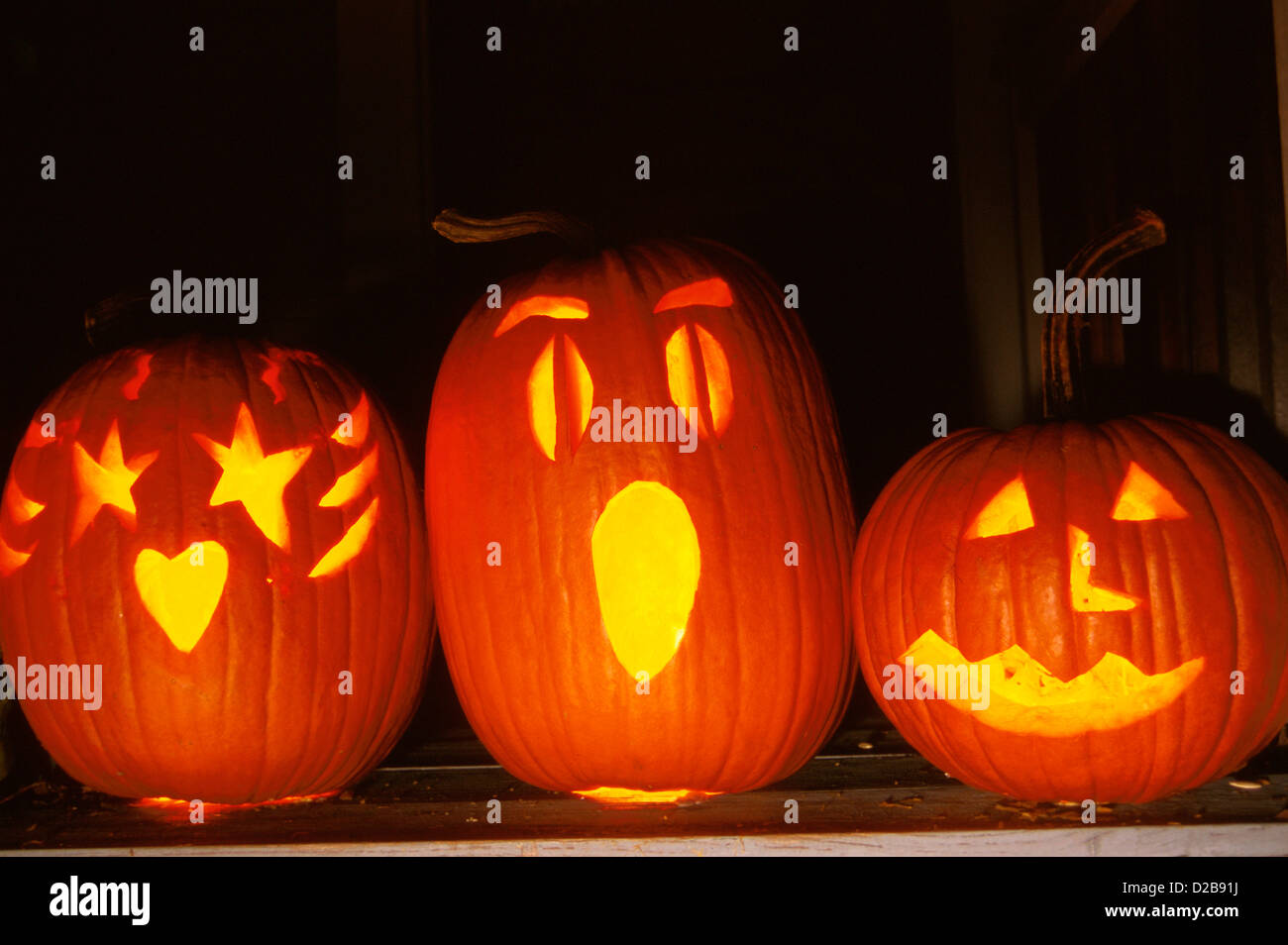 Jack-O-lanterne, scolpite Zucche di Halloween, incandescente Foto Stock