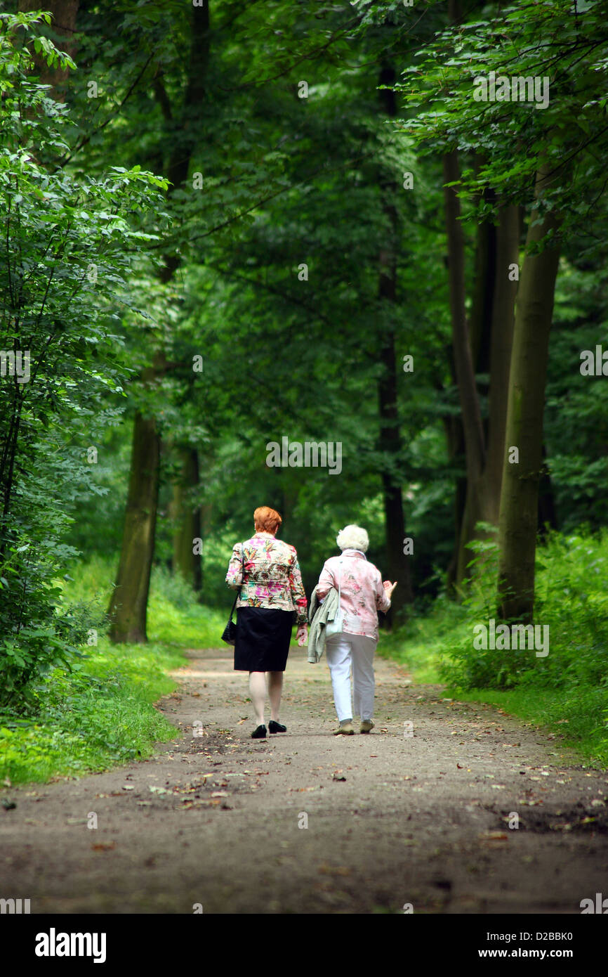 Amburgo, Germania, due anziane signore a piedi nel parco Foto Stock