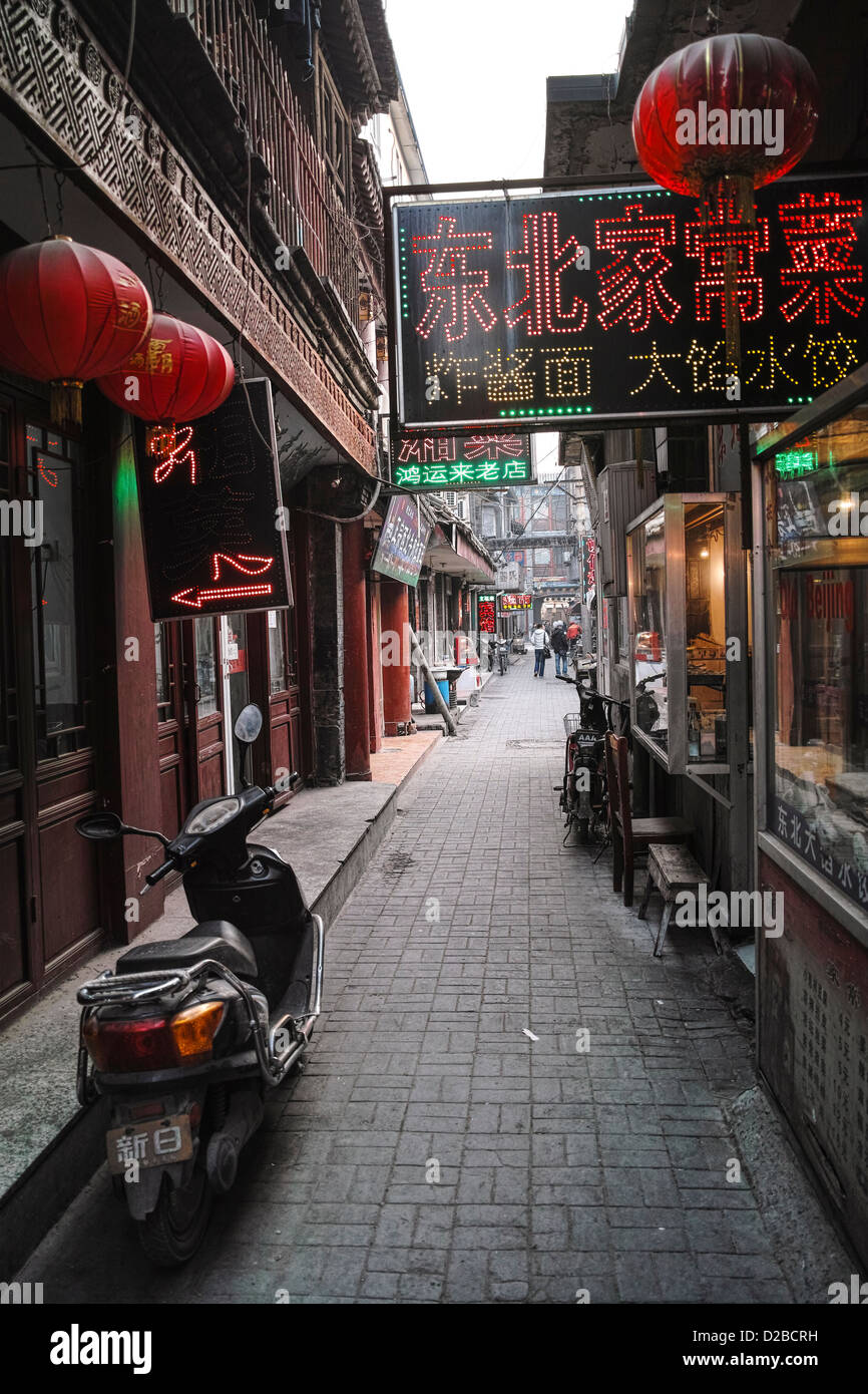 Un vecchio Hutong di Pechino nei pressi di Qianmen, molti piccoli ristoranti Foto Stock