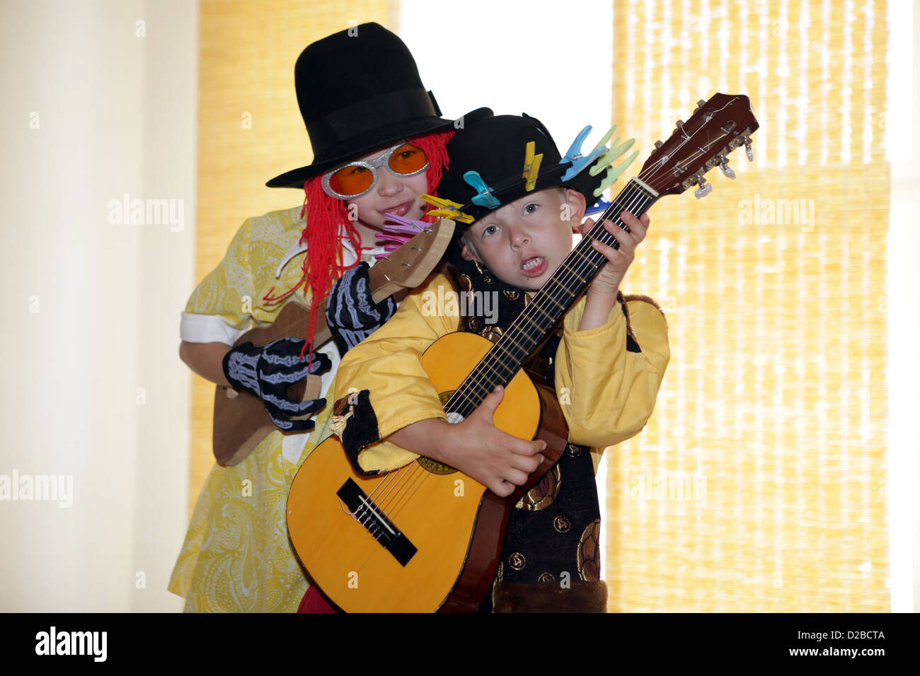 Berlino, Germania, vestiti bambini suonare la chitarra Foto Stock