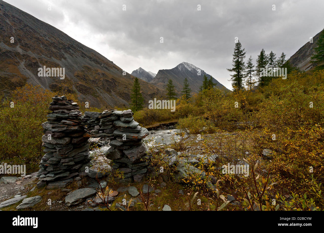 Pila di pietra a montagne di Altai, Russia Foto Stock