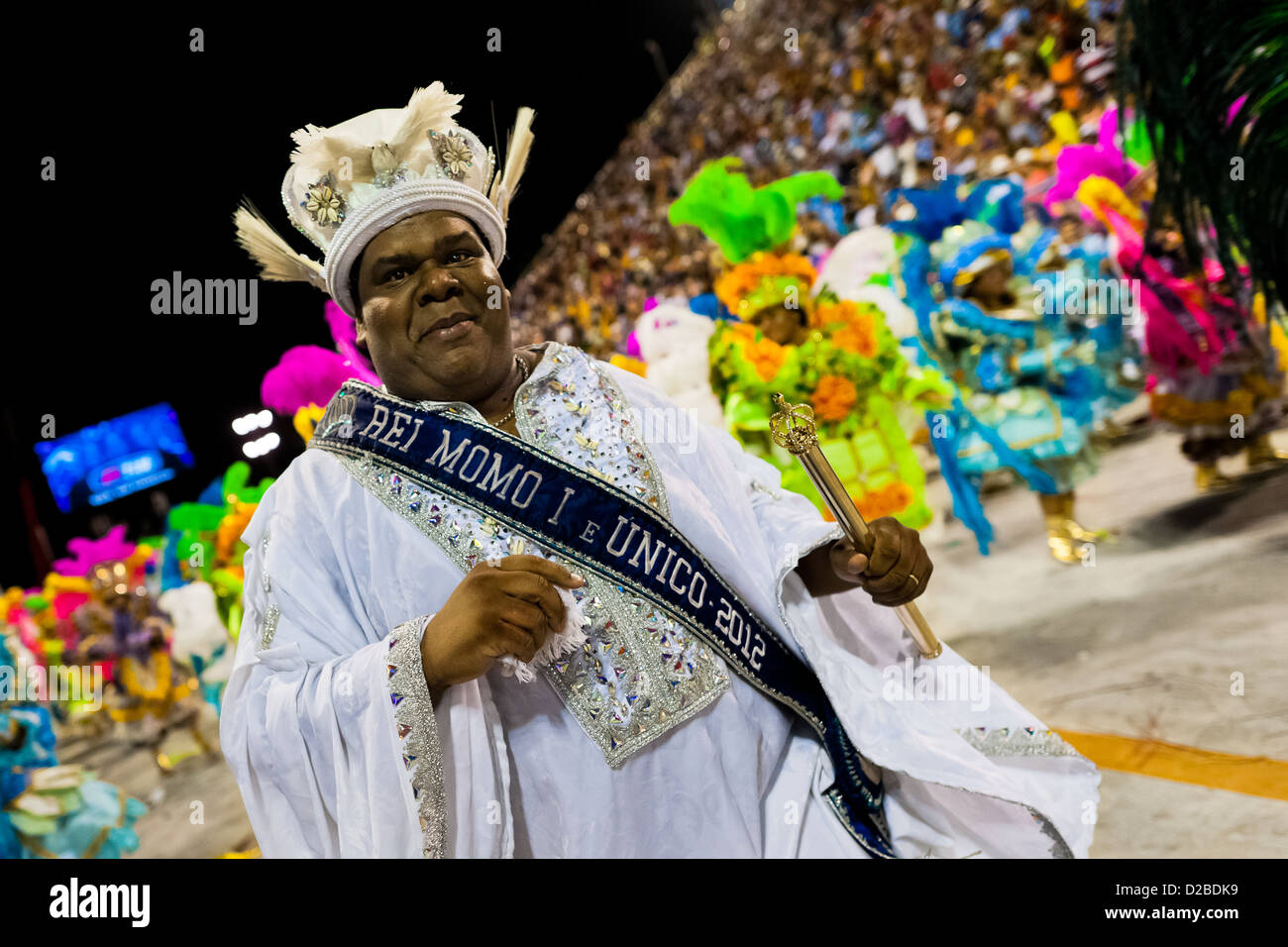 Re momo esegue durante la sfilata di carnevale al sambadrome a Rio de Janeiro in Brasile. Foto Stock