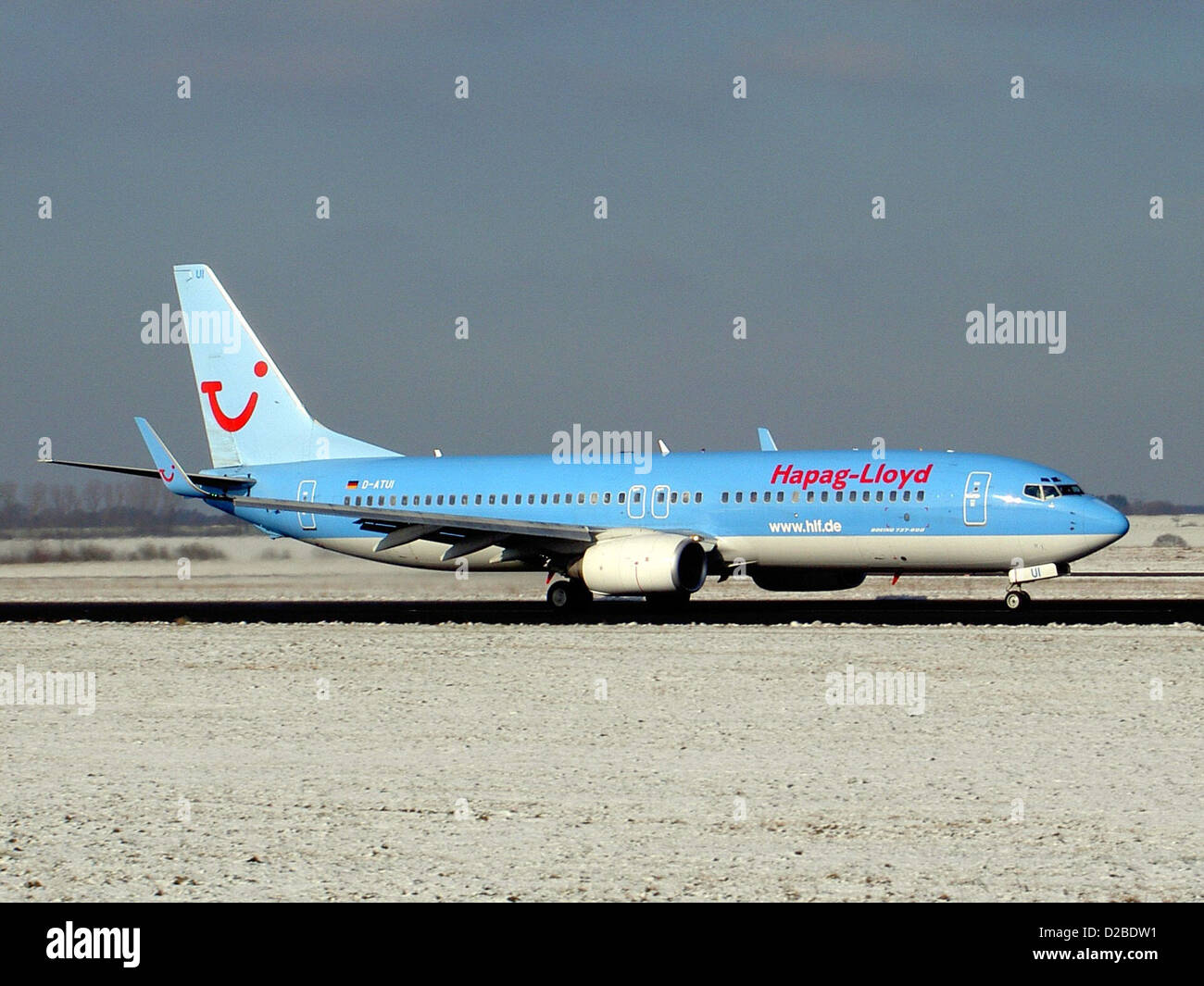 Il Boeing 737-800 D-ATUI è stato visto all'aeroporto di Saarbruecken in Germania. Questo aereo è un aereo di linea comunemente utilizzato per voli a corto e medio raggio, caratterizzato da un'efficienza del carburante avanzata e un'avionica moderna. Saarbruecken è un aeroporto regionale della Germania sud-occidentale. Foto Stock