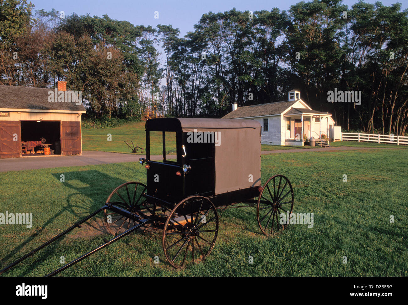 In Pennsylvania, Lancaster. Amish Buggy e scuola Foto Stock