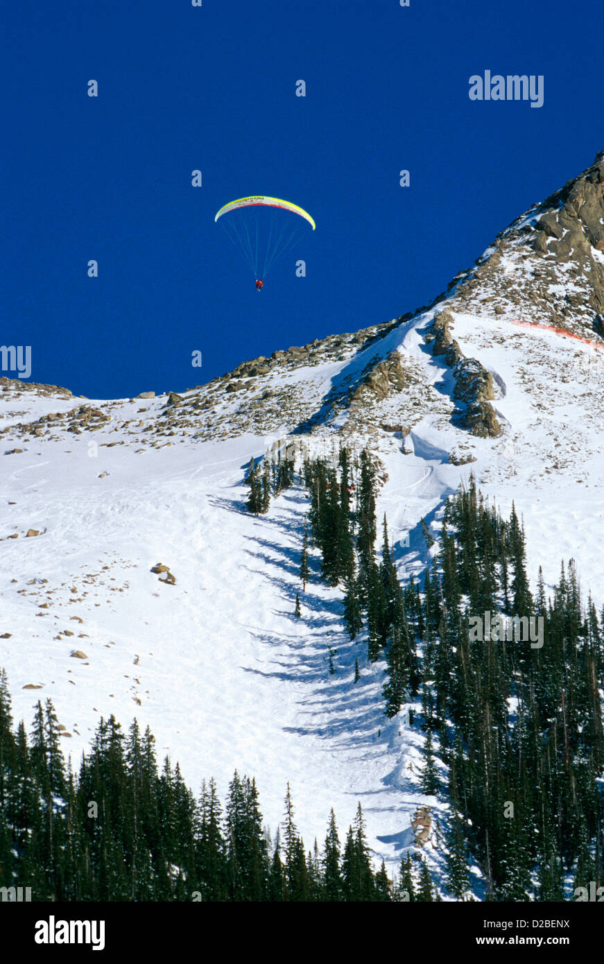 Colorado, Mt. Crested Butte. L'uomo parapendio in inverno Foto Stock