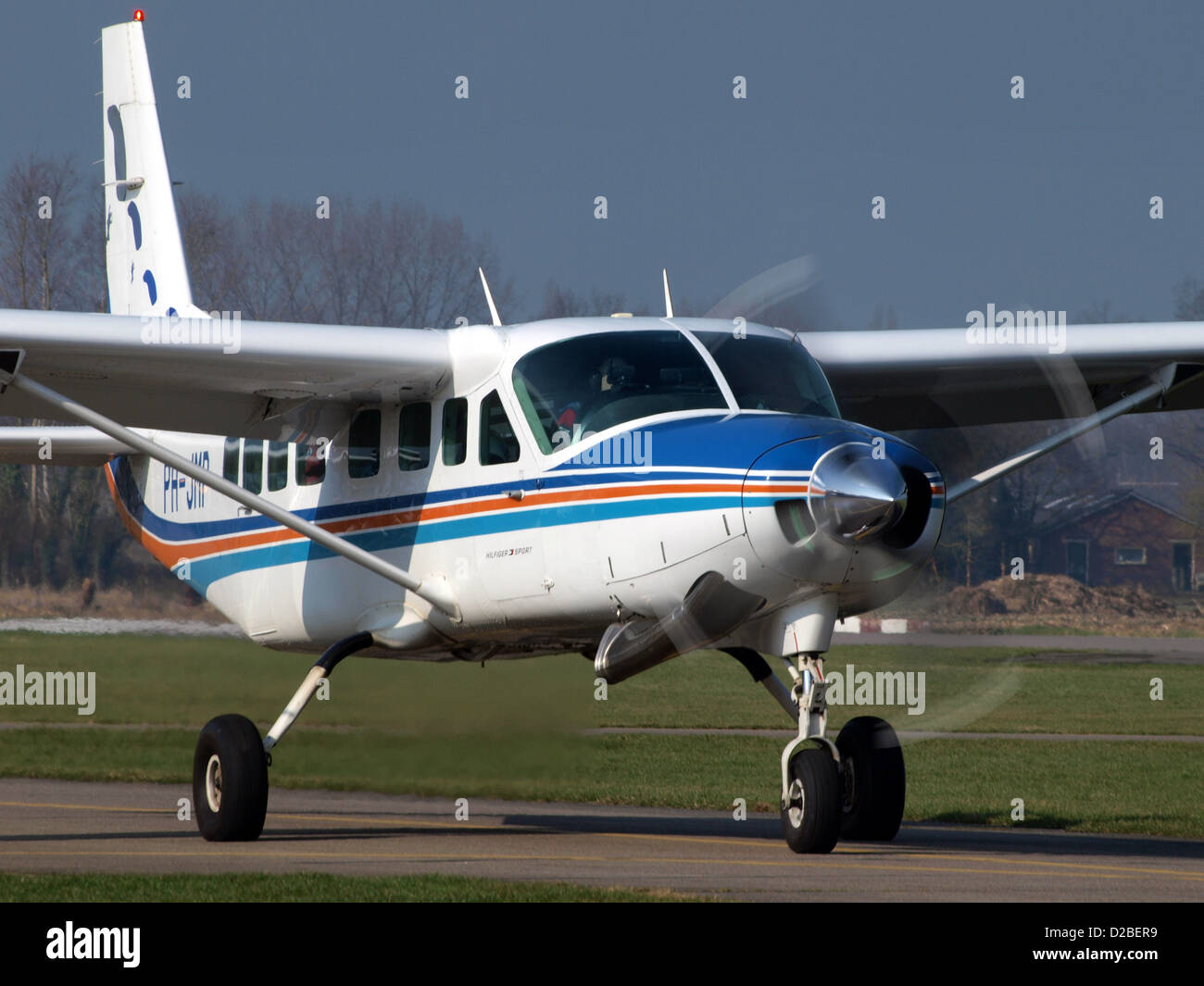 Il Cessna 208B PH-JMP, un aereo turboelica monomotore, è pronto per il decollo all'aeroporto di Teuge. Questo versatile velivolo è comunemente utilizzato per voli regionali brevi, trasporto merci e servizi di taxi aereo. Grazie alle sue robuste prestazioni e alla capacità di operare in varie condizioni, è una scelta popolare per l'aviazione leggera e i viaggi aerei su piccola scala. Foto Stock