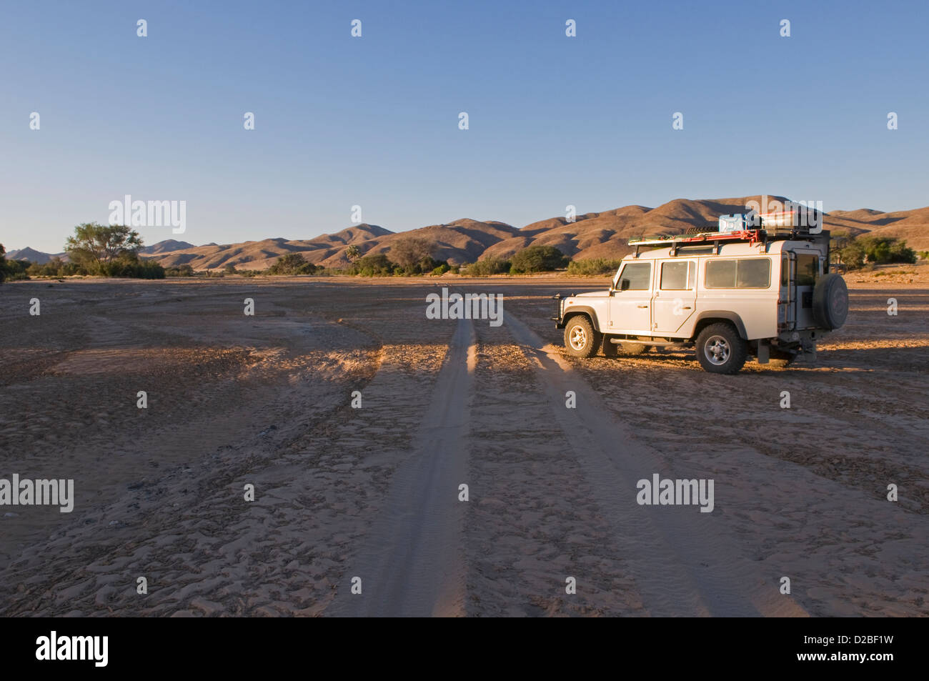 Landrover su safari in Namibia Puros Foto Stock