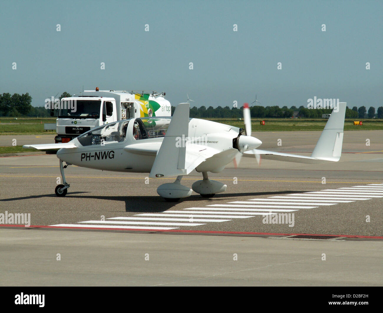 Il Gyroflug SC01 B-160 PH-NWG è un aereo autogyro leggero visto rullare in un aeroporto. Noto per la sua capacità di decollo e atterraggio verticale, questo aeromobile è utilizzato sia nell'aviazione privata che nei programmi di addestramento. Foto Stock