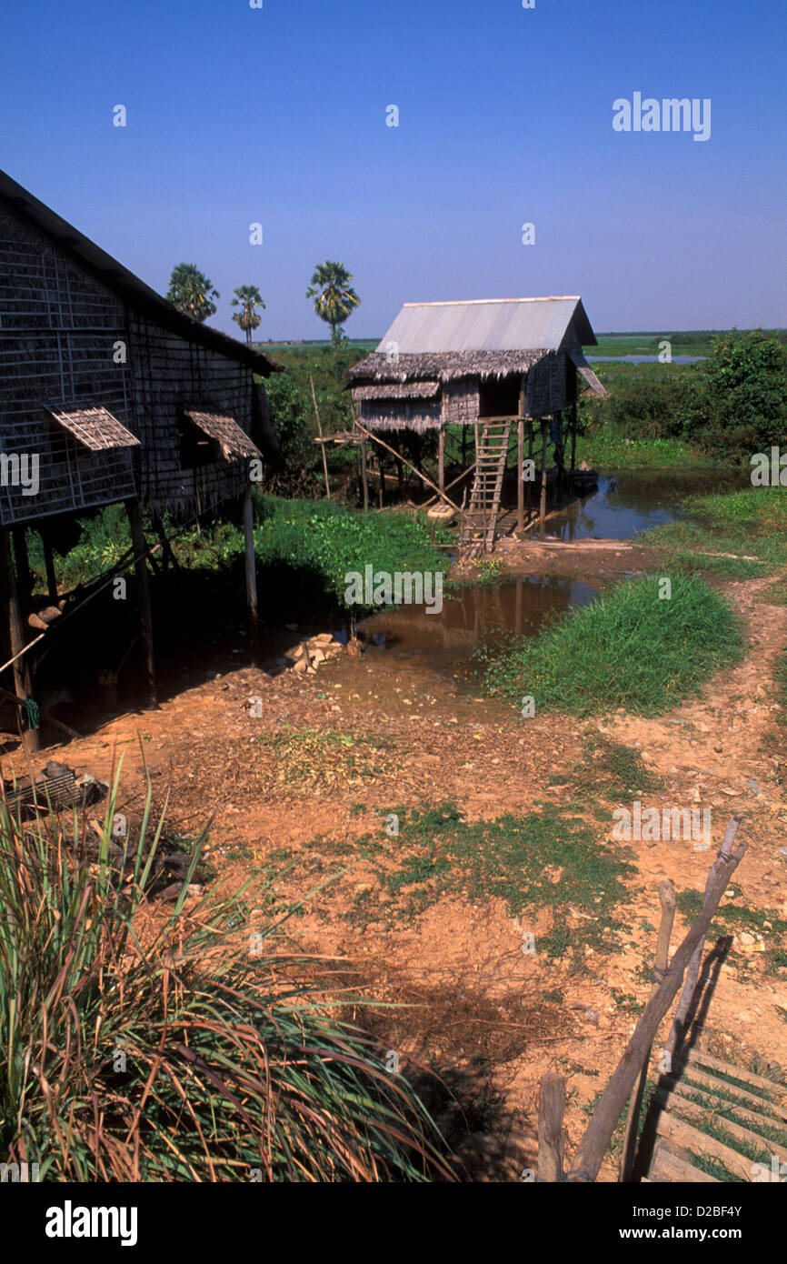 Cambogia, il lago Tonle Sap. Le case tradizionali su palafitte Foto Stock