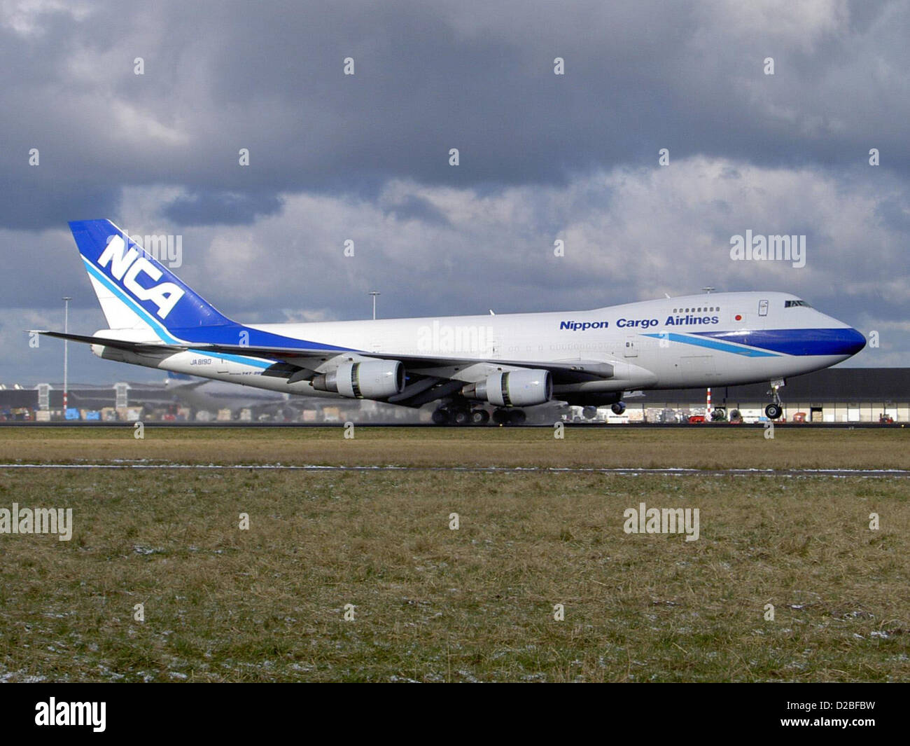 Boeing 747 Nippon Cargo Airlines JA8190 l'atterraggio all'aeroporto di Schiphol Foto Stock