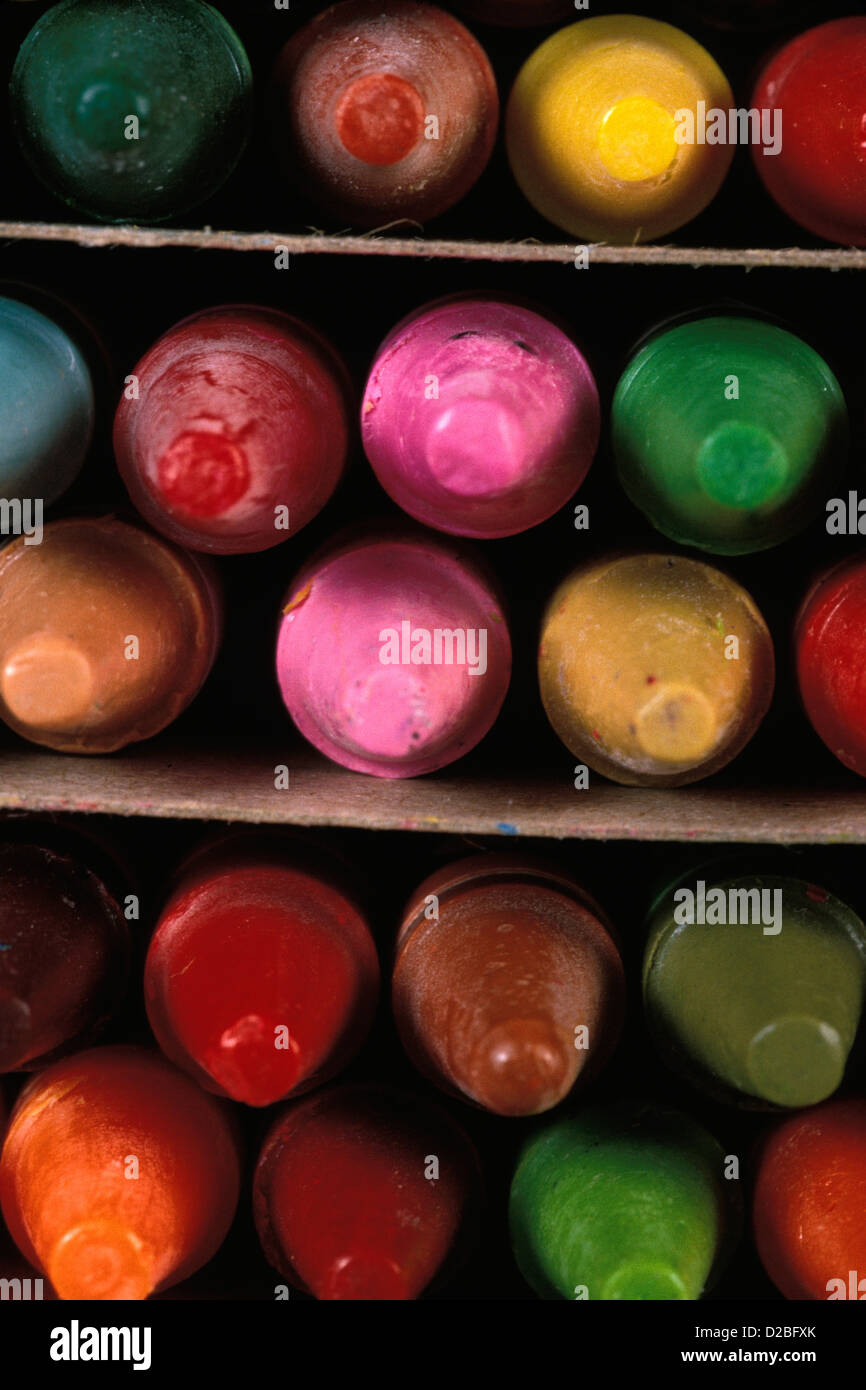 Multi-Colored matite colorate allineate in una scatola, Close-Up Foto Stock