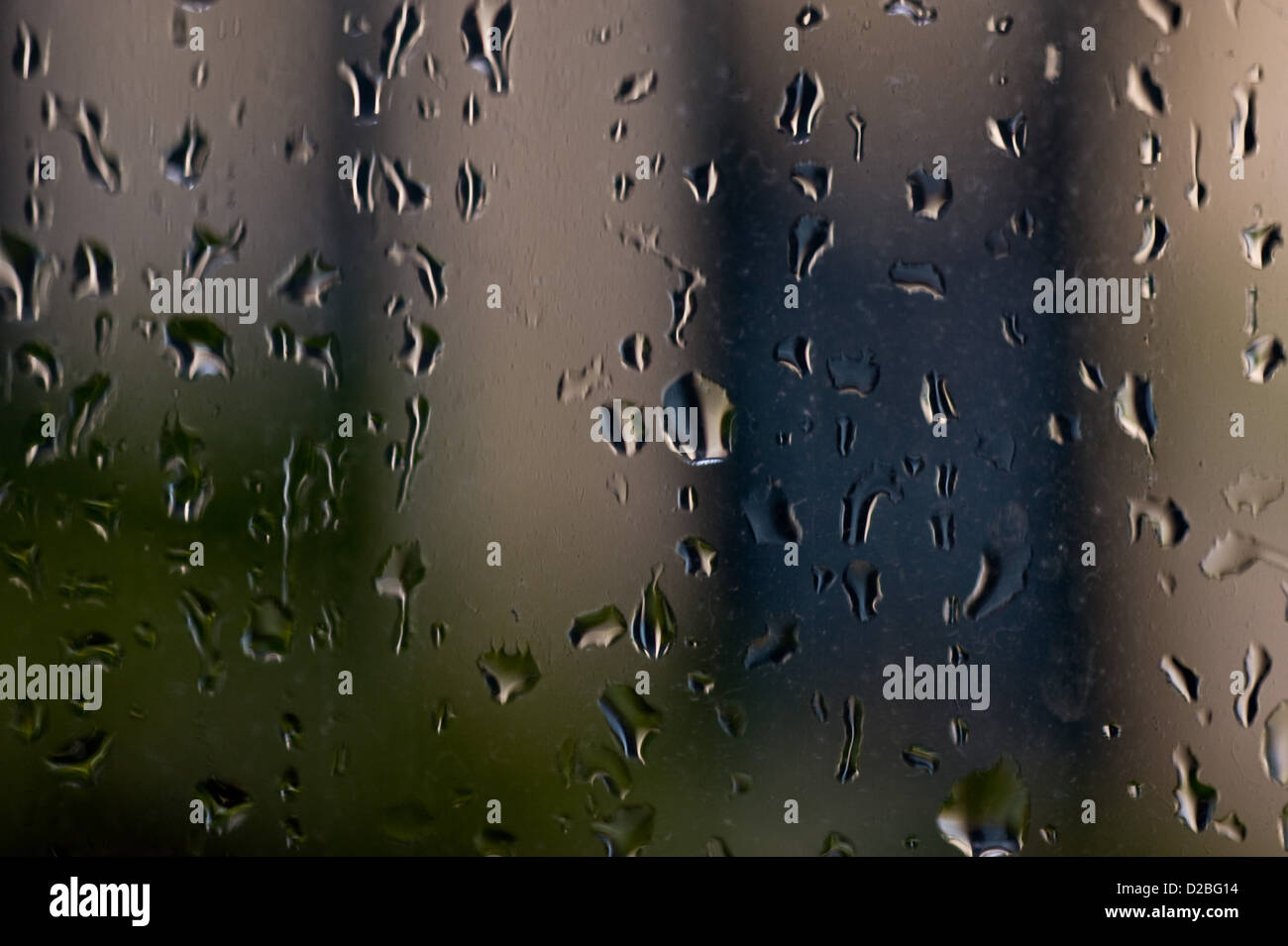 Gocce d'acqua su una finestra di vetro. Foto Stock