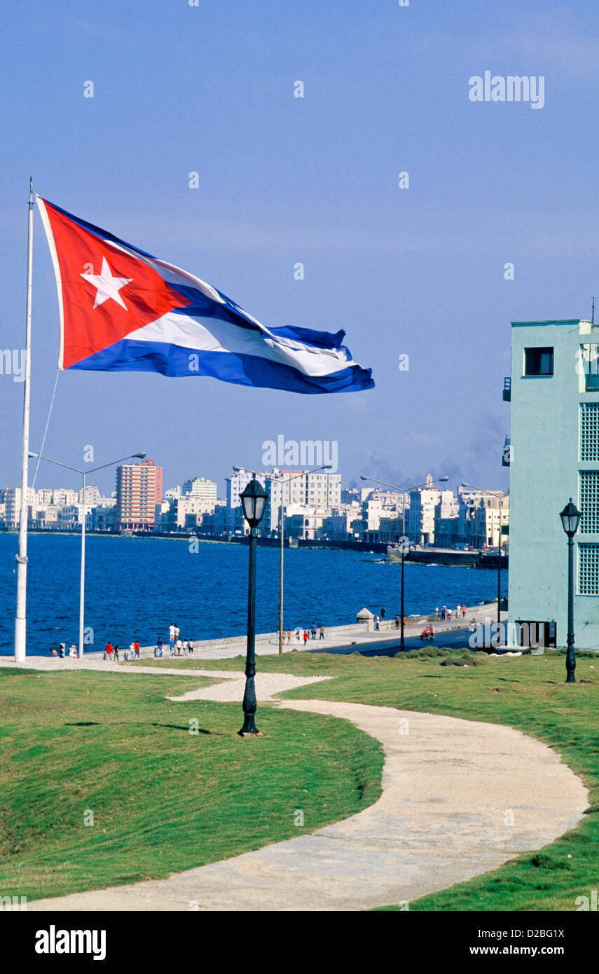 Cuba. L'Avana. Bandiera cubana e Malecon Foto Stock