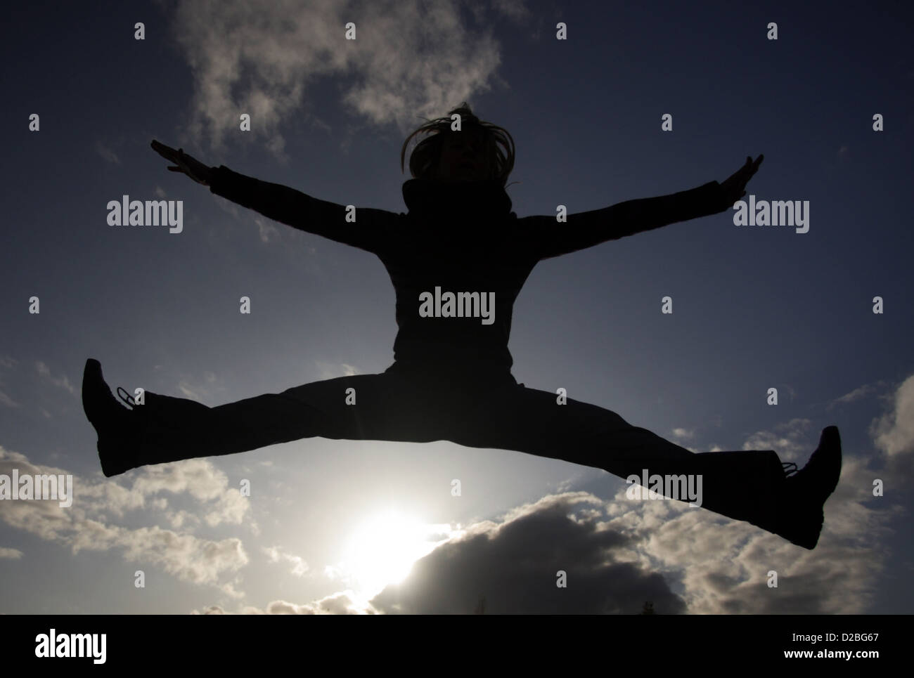 Berlino, Germania, silhouette, donna facendo la divide in aria Foto Stock