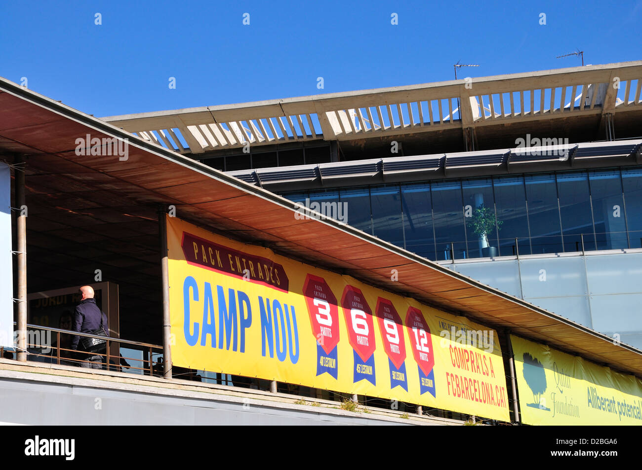 Barcellona, in Catalogna, Spagna. Stadio di calcio Camp Nou (1957) home di F C Barcelona - poster con la stagione i prezzi dei biglietti Foto Stock