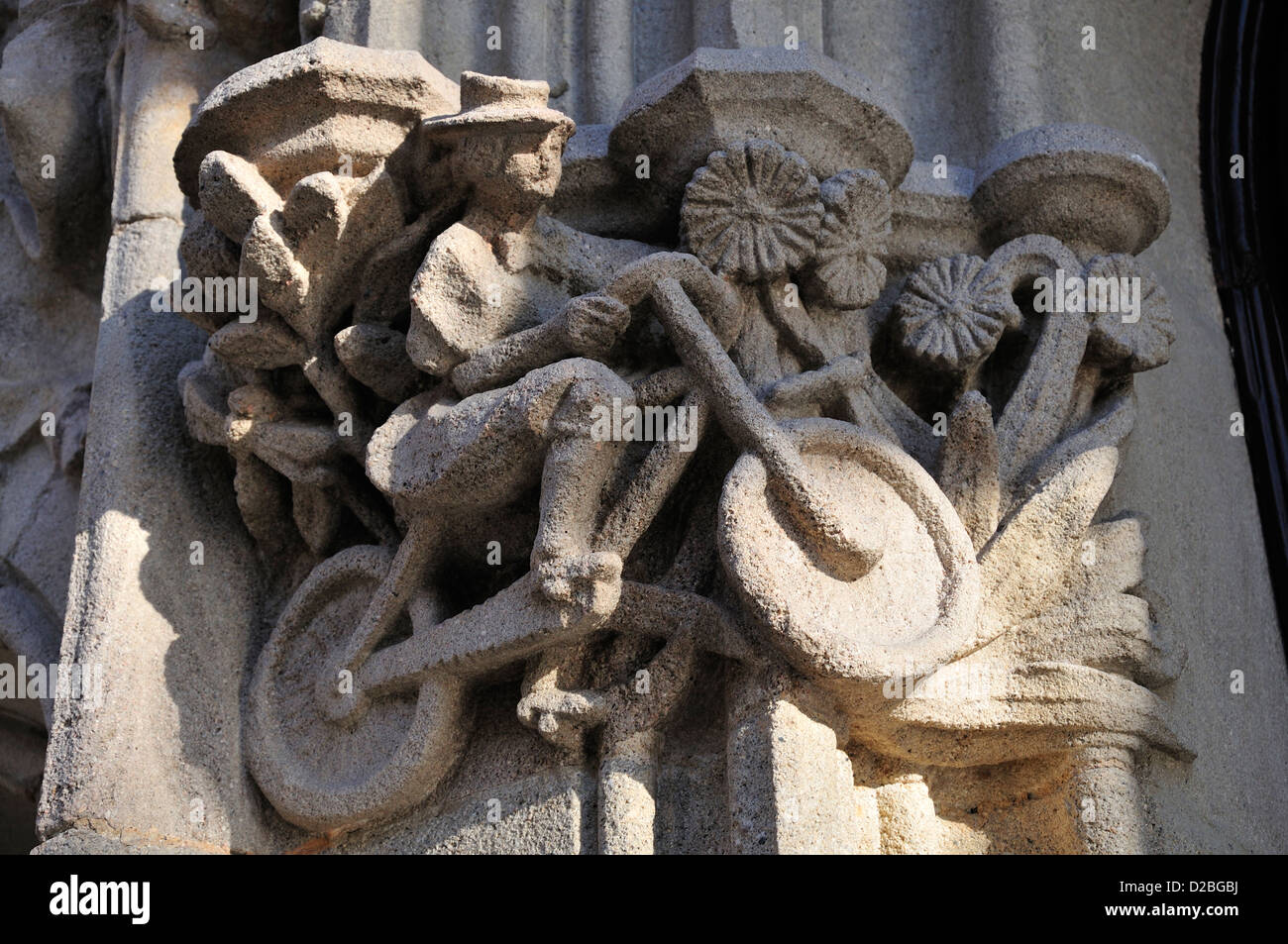 Barcellona, in Catalogna, Spagna. Casa Macaya (Passeig de Sant Joan 108 - Josep Piug i Cadafalch; 1901) facciata - Donna in bicicletta Foto Stock