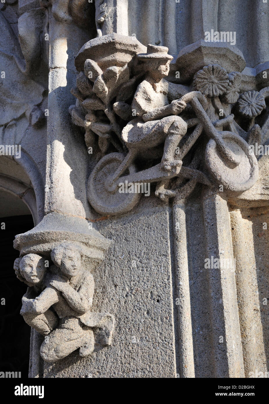 Barcellona, in Catalogna, Spagna. Casa Macaya (Passeig de Sant Joan 108 - Josep Piug i Cadafalch; 1901) facciata - Donna in bicicletta Foto Stock