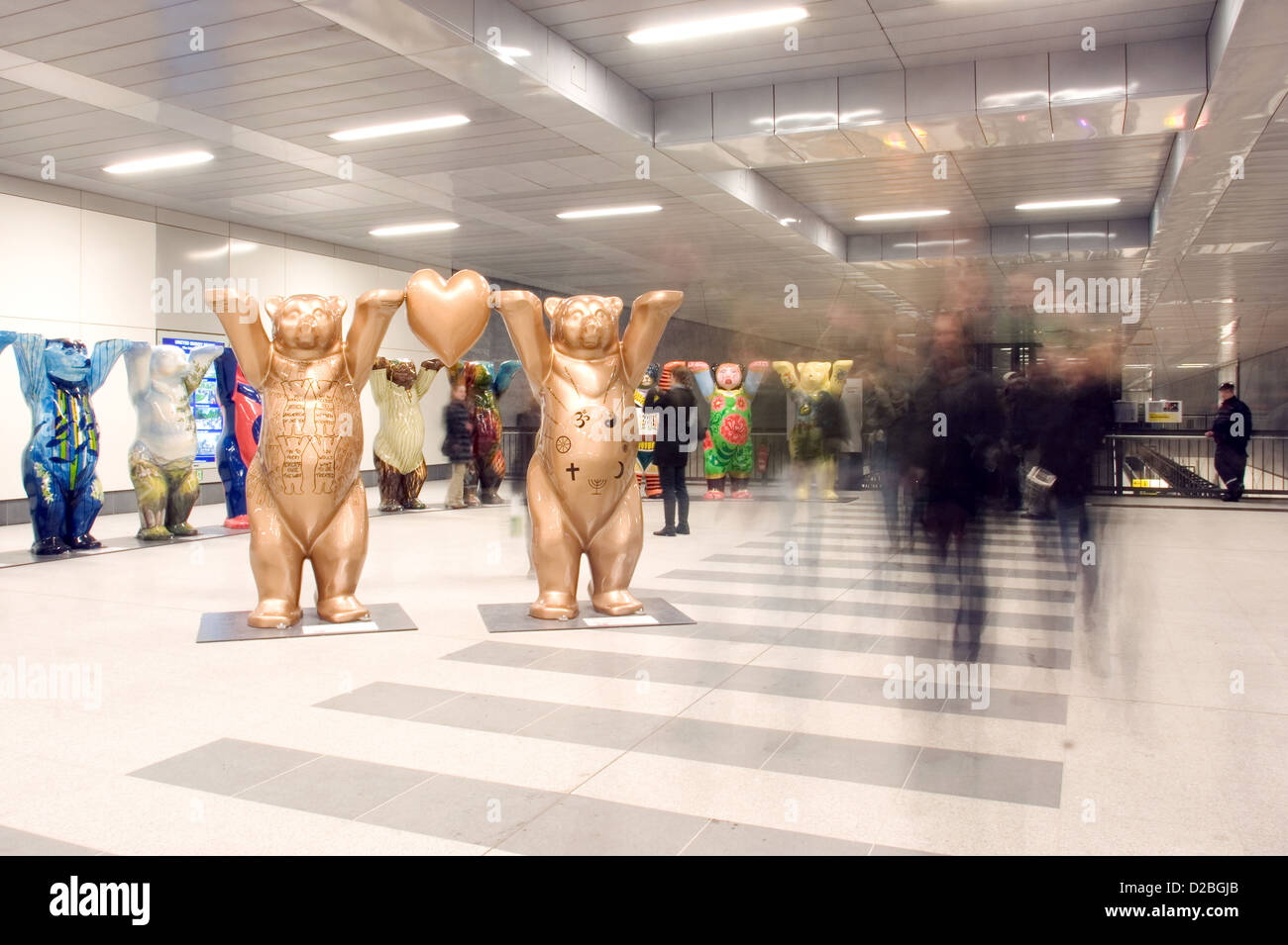 Berlino, Germania, donna guardando un amico orsi nel lobby dell'Berlin Hauptbahnhof Foto Stock
