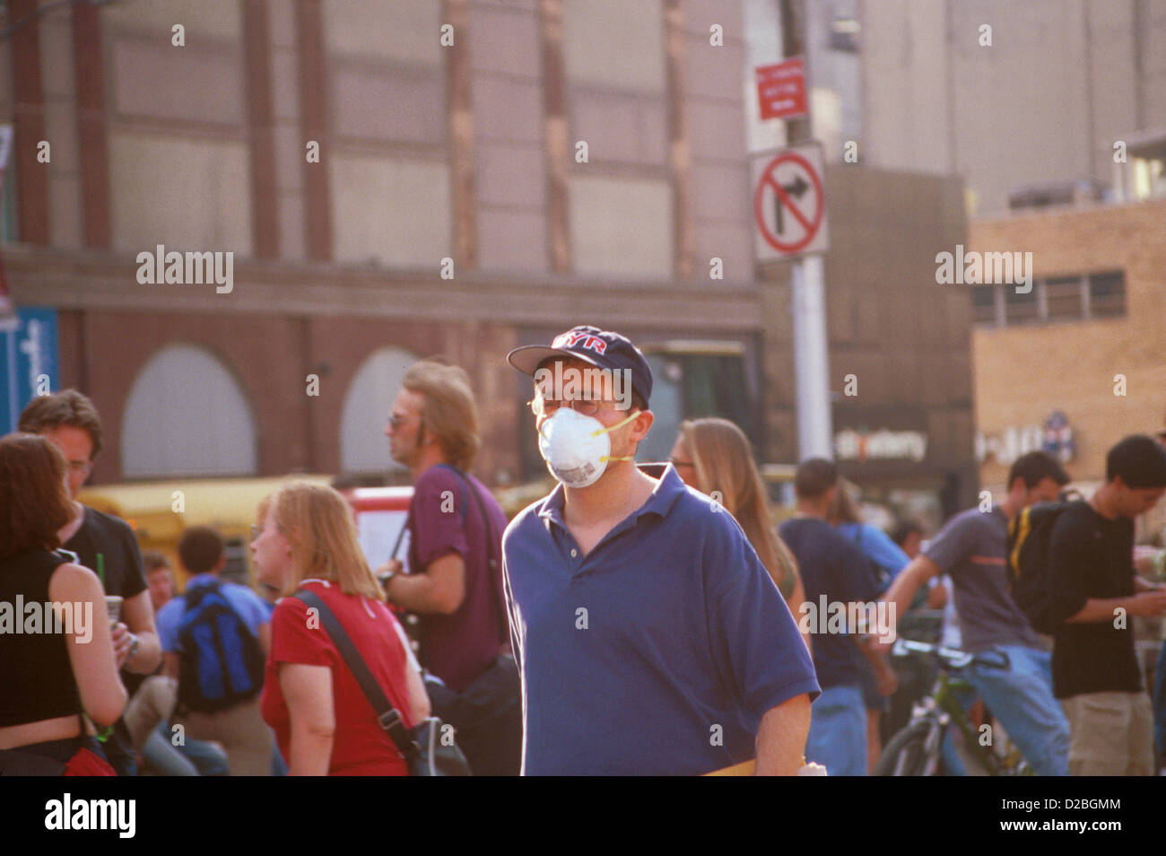 La città di New York, 9/11/2001. Uomo che indossa la maschera per il viso come Protezione dal fumo dal World Trade Centre di attacco. Foto Stock