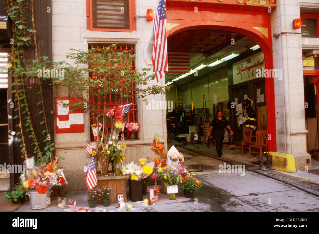 La città di New York, 9/11/2001. Monumenti commemorativi collocati presso la stazione dei vigili del fuoco #14 seguenti World Trade Center Attack Foto Stock